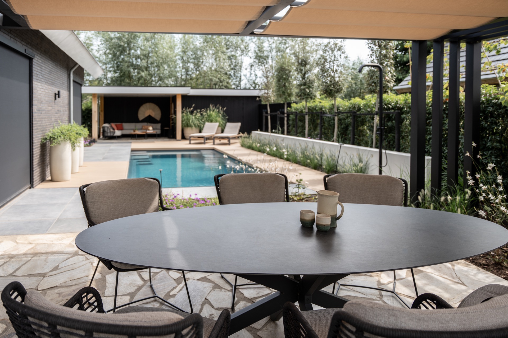 giardino moderno con piscina: giardino di lusso moderno con piscina, bordo in legno e lettini per il relax, Luxury, Design, Exclusive, Modern, Custom Made, Special, Beautiful