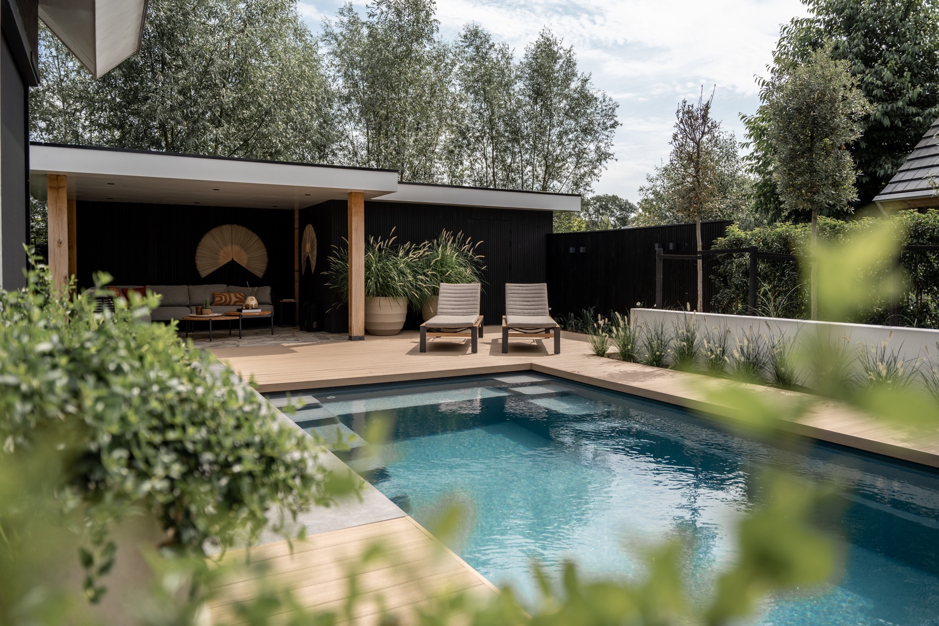 giardino moderno con piscina: giardino accogliente con sedute, piante e spazio all'aperto per rilassarsi, Luxury, Design, Exclusive, Modern, Custom Made, Special, Beautiful