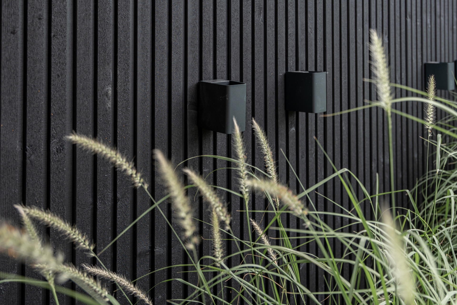 giardino moderno con piscina: casa moderna di lusso con giardino, piscina e terrazza per relax all'aperto, Luxury, Design, Exclusive, Modern, Custom Made, Special, Beautiful