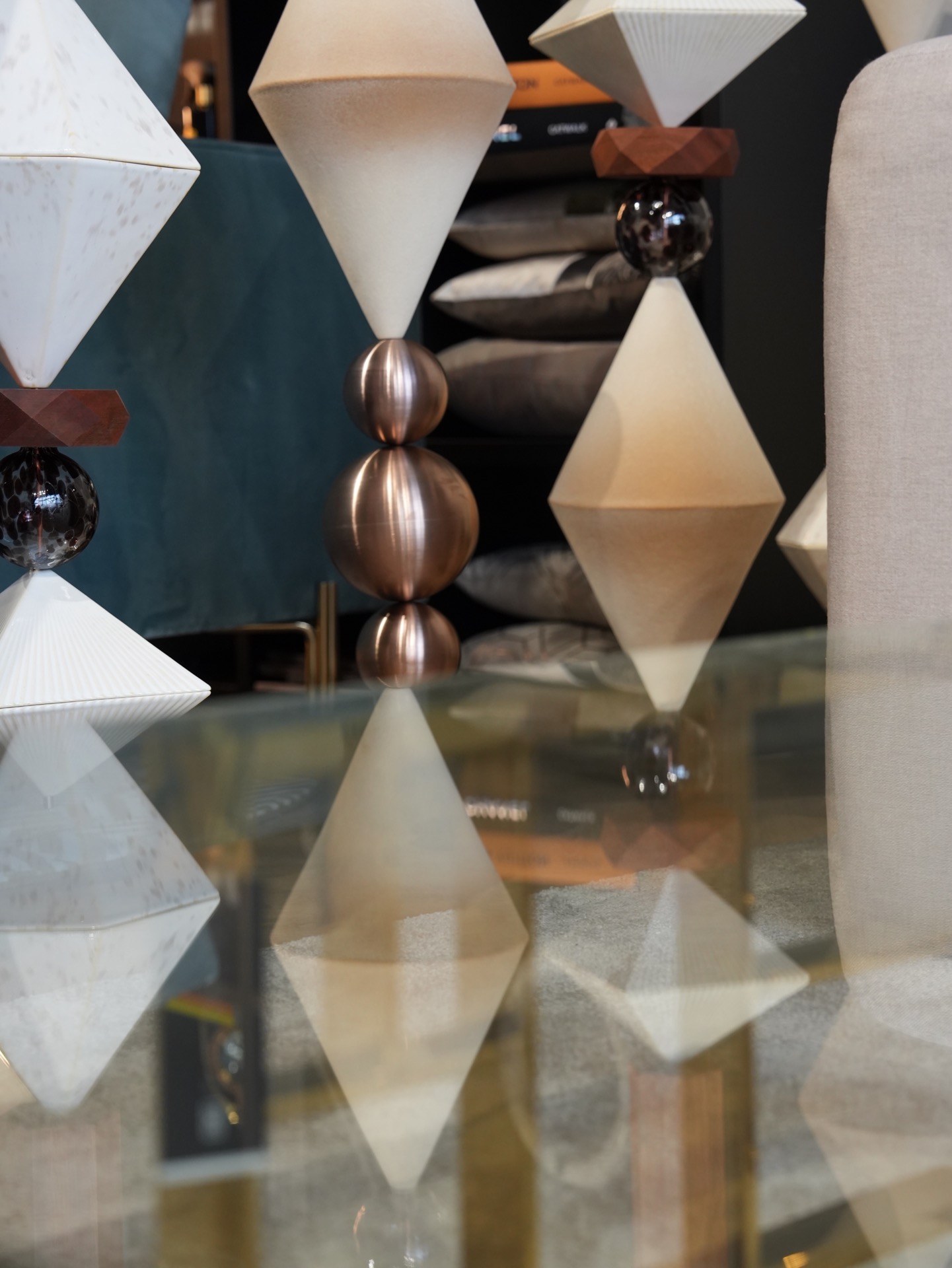 divisori per interni: oggetti scultorei decorativi con forme geometriche su un tavolo, Luxury, Design, Exclusive, Modern, Custom Made, Special, Beautiful