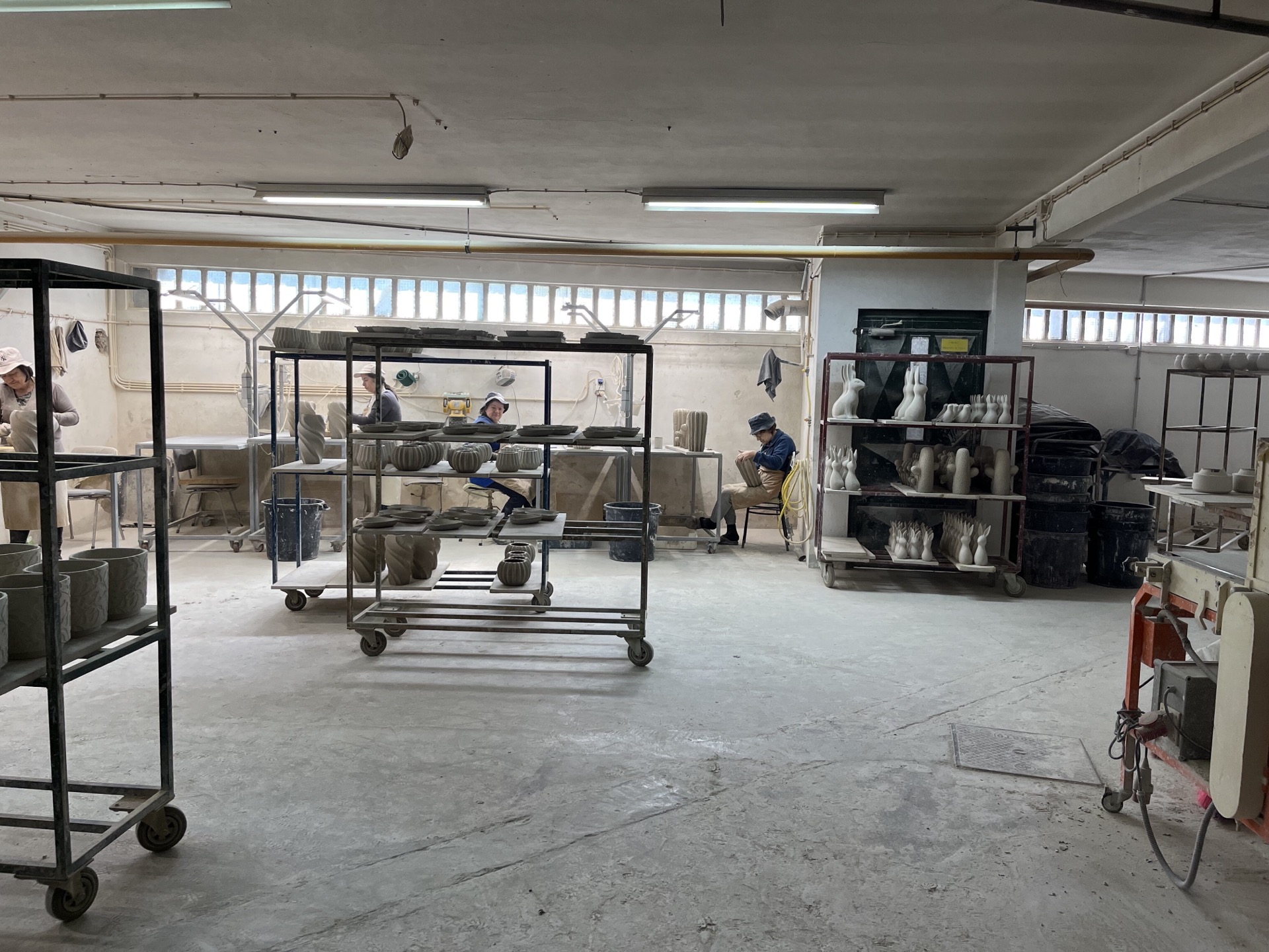 tenda di perle fatta a mano in ceramica e legno: lavorazione del legno con sega e blocco di legno, Luxury, Design, Exclusive, Modern, Custom Made, Special, Beautiful