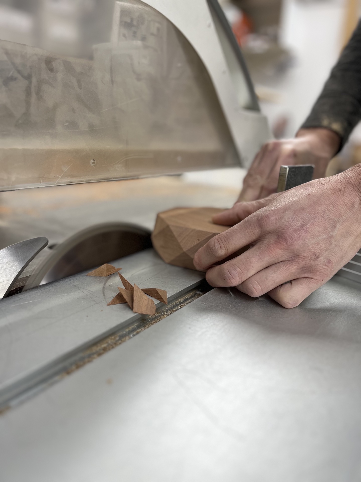 tenda di perle fatta a mano in ceramica e legno: scultore del legno al lavoro in laboratorio, Luxury, Design, Exclusive, Modern, Custom Made, Special, Beautiful