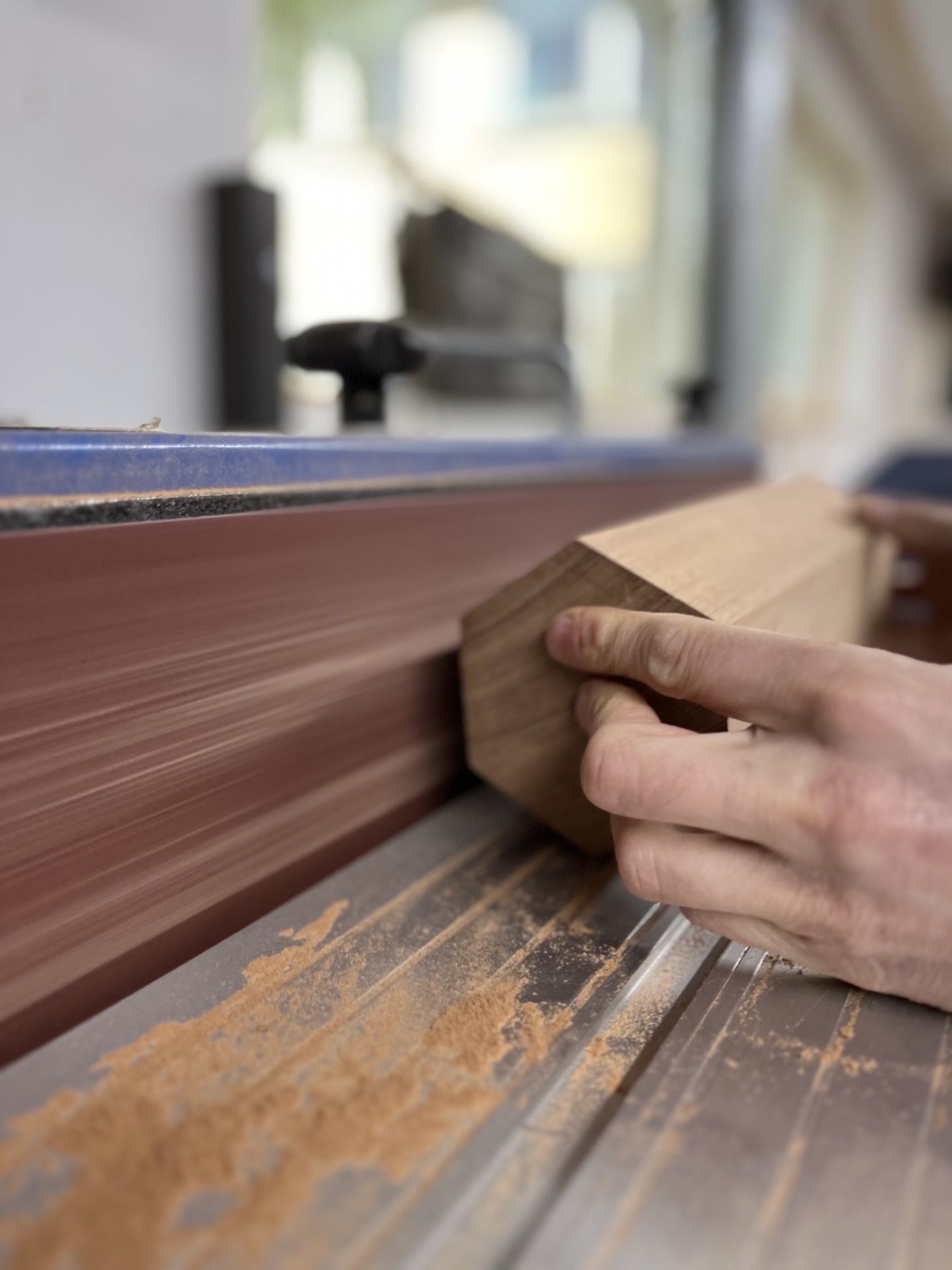 tenda di perle fatta a mano in ceramica e legno: oggetto in ceramica in produzione in laboratorio, Luxury, Design, Exclusive, Modern, Custom Made, Special, Beautiful