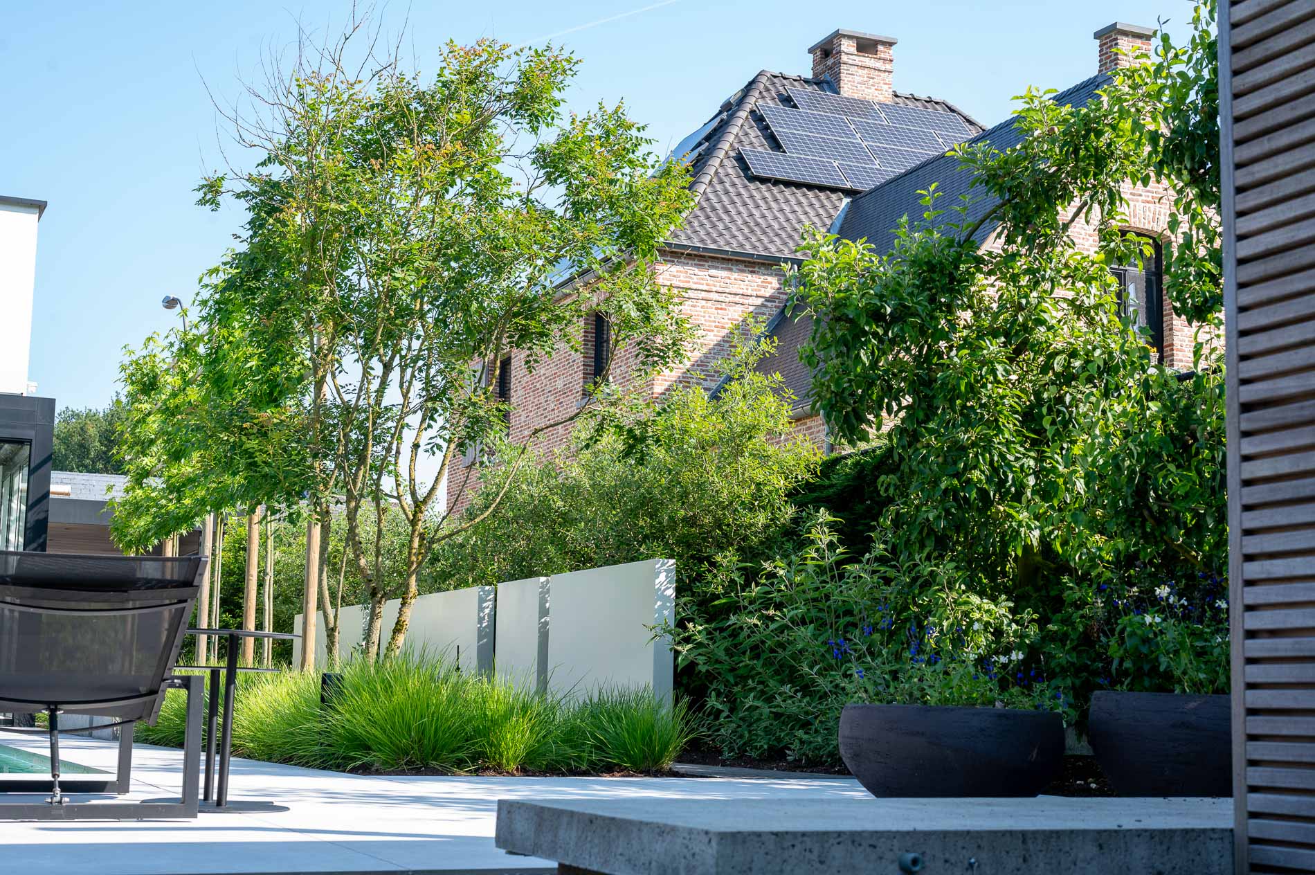 giardino moderno con fascino mediterraneo: giardino con recinto in legno e aiuola di fiori., Luxury, Design, Exclusive, Modern, Custom Made, Special, Beautiful