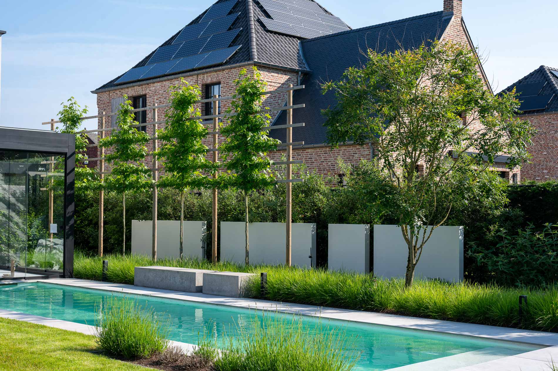 giardino moderno con fascino mediterraneo: giardino con staccionata bassa e piante fiorite., Luxury, Design, Exclusive, Modern, Custom Made, Special, Beautiful