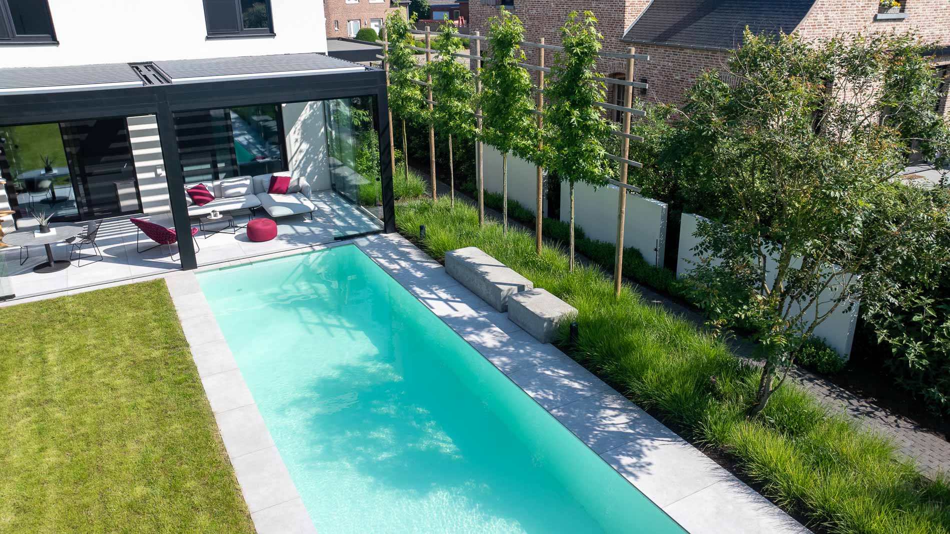 giardino moderno con fascino mediterraneo: zona lounge nel giardino con piscina e piante verdi., Luxury, Design, Exclusive, Modern, Custom Made, Special, Beautiful