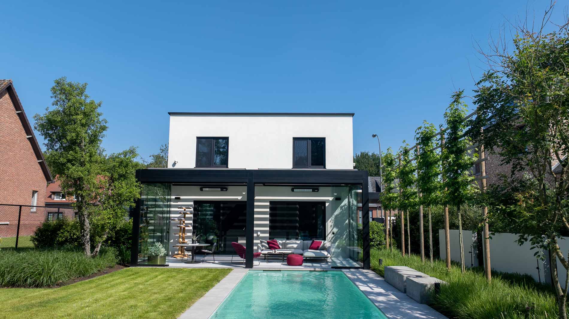 giardino moderno con fascino mediterraneo: vista sulla piscina e sul giardino verde con terrazza., Luxury, Design, Exclusive, Modern, Custom Made, Special, Beautiful