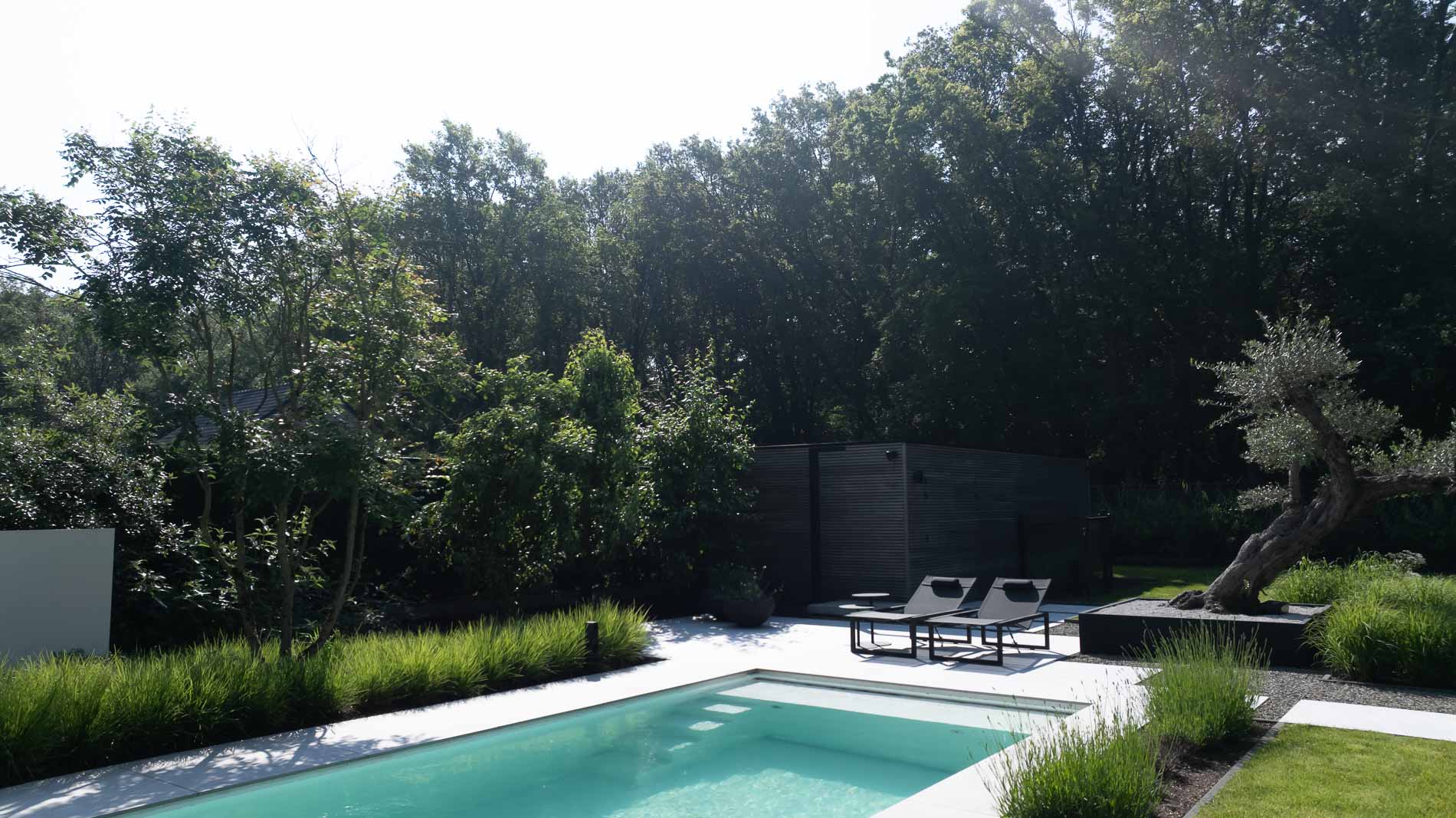 giardino moderno con fascino mediterraneo: giardino con recinto in legno e aiuola di fiori., Luxury, Design, Exclusive, Modern, Custom Made, Special, Beautiful