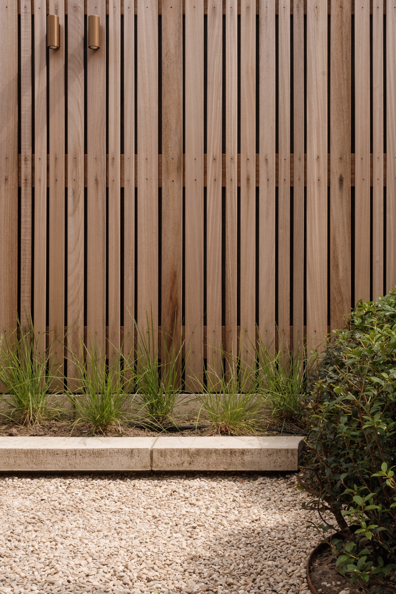 idee di giardini urbani moderni: recinzione in legno con linee verticali e piante verdi sotto illuminazione giardino, Luxury, Design, Exclusive, Modern, Custom Made, Special, Beautiful