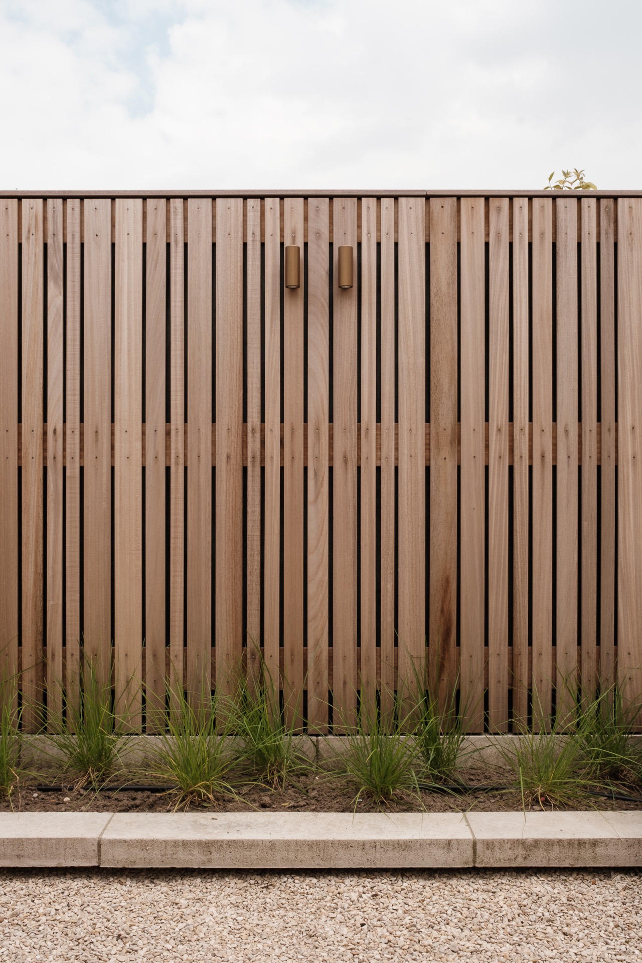 idee di giardini urbani moderni: giardino moderno con recinto in legno e cancello, accesso tramite porta aperta, Luxury, Design, Exclusive, Modern, Custom Made, Special, Beautiful