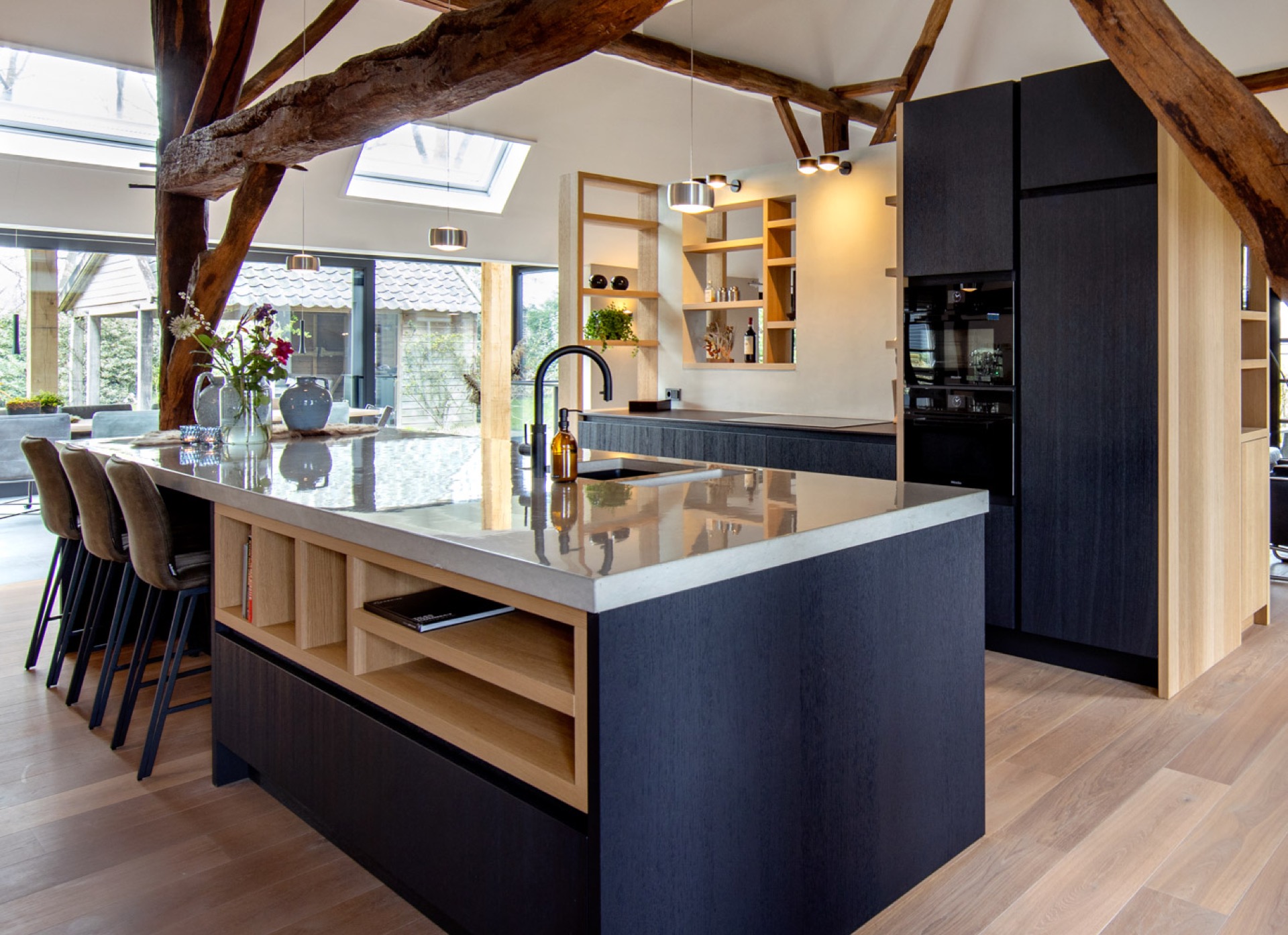 casa colonica moderna: cucina moderna con legno nero e piano in marmo, Luxury, Design, Exclusive, Modern, Custom Made, Special, Beautiful