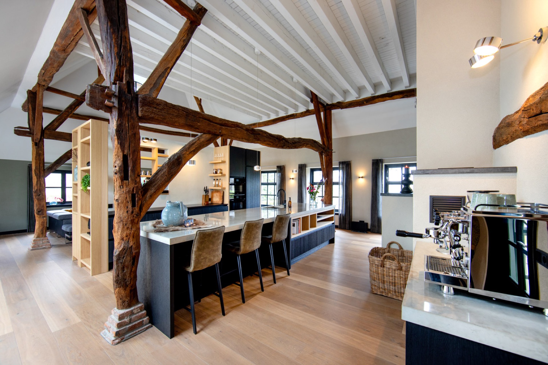 casa colonica moderna: soggiorno con travi in ​​legno e grandi finestre, Luxury, Design, Exclusive, Modern, Custom Made, Special, Beautiful