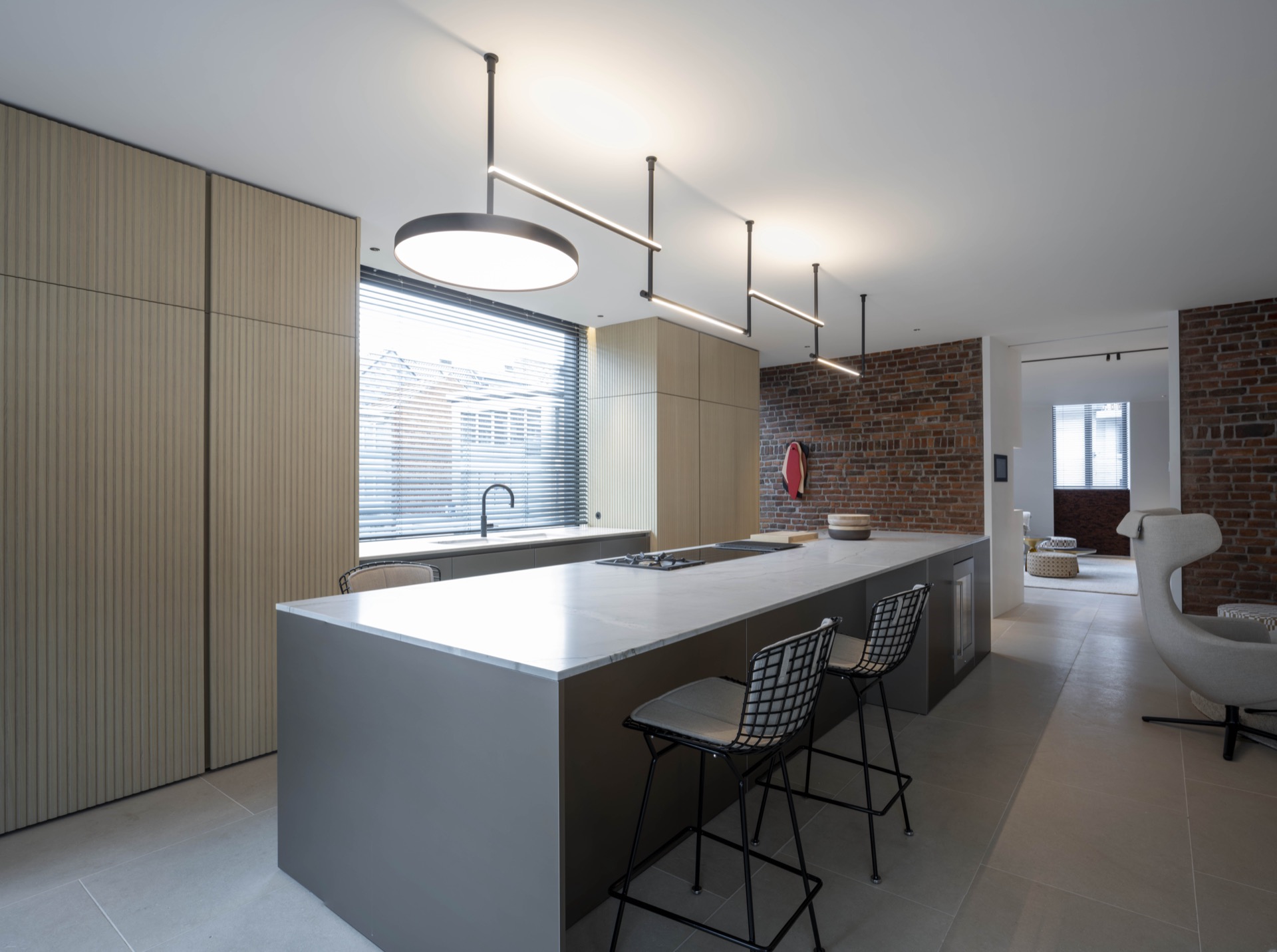 ristrutturazione casa: camera da letto minimalista con grandi finestre e decorazioni morbide, Luxury, Design, Exclusive, Modern, Custom Made, Special, Beautiful