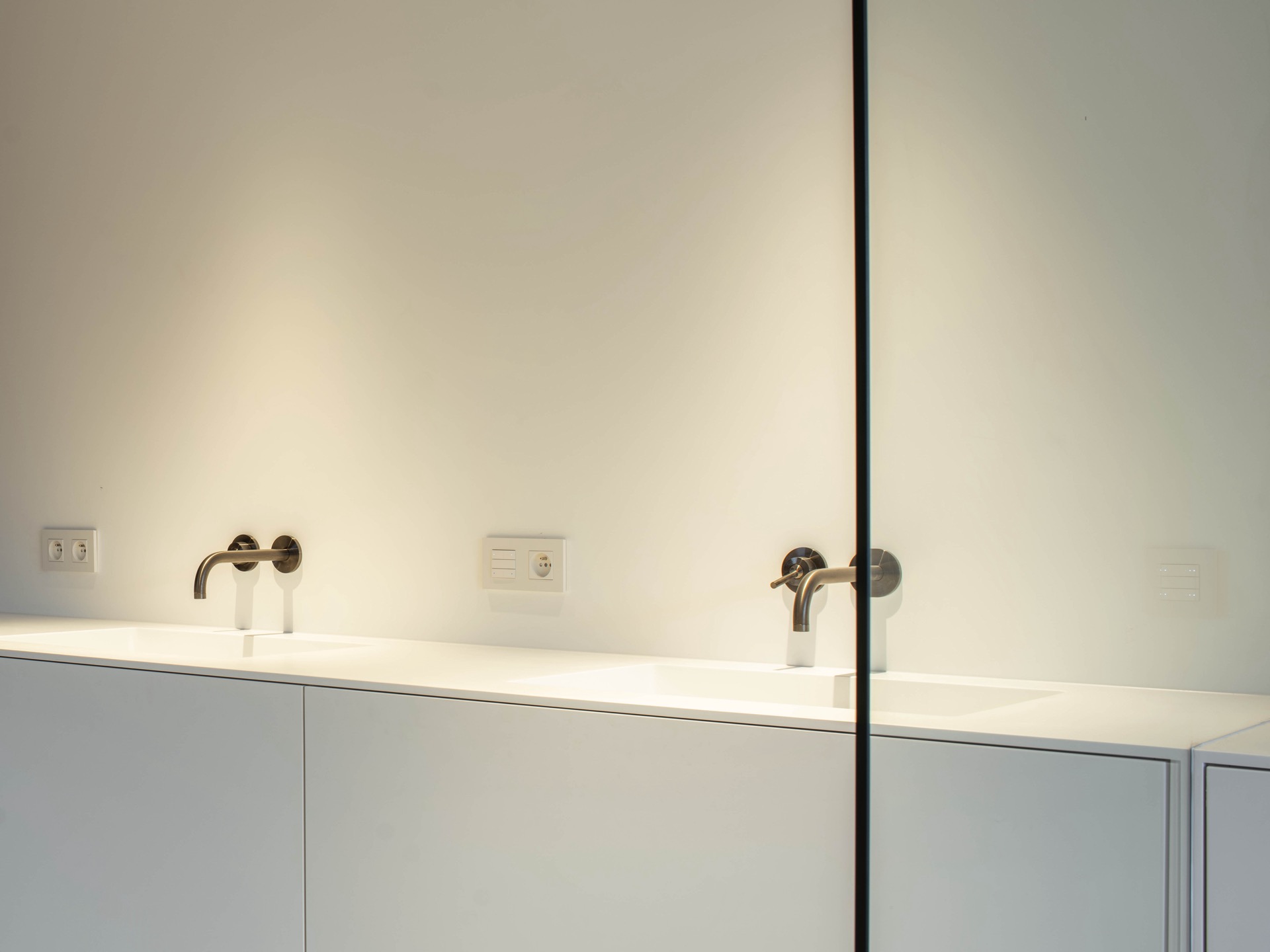 ristrutturazione casa: camera da letto con parete di arte e illuminazione accogliente, vista sulla città, Luxury, Design, Exclusive, Modern, Custom Made, Special, Beautiful