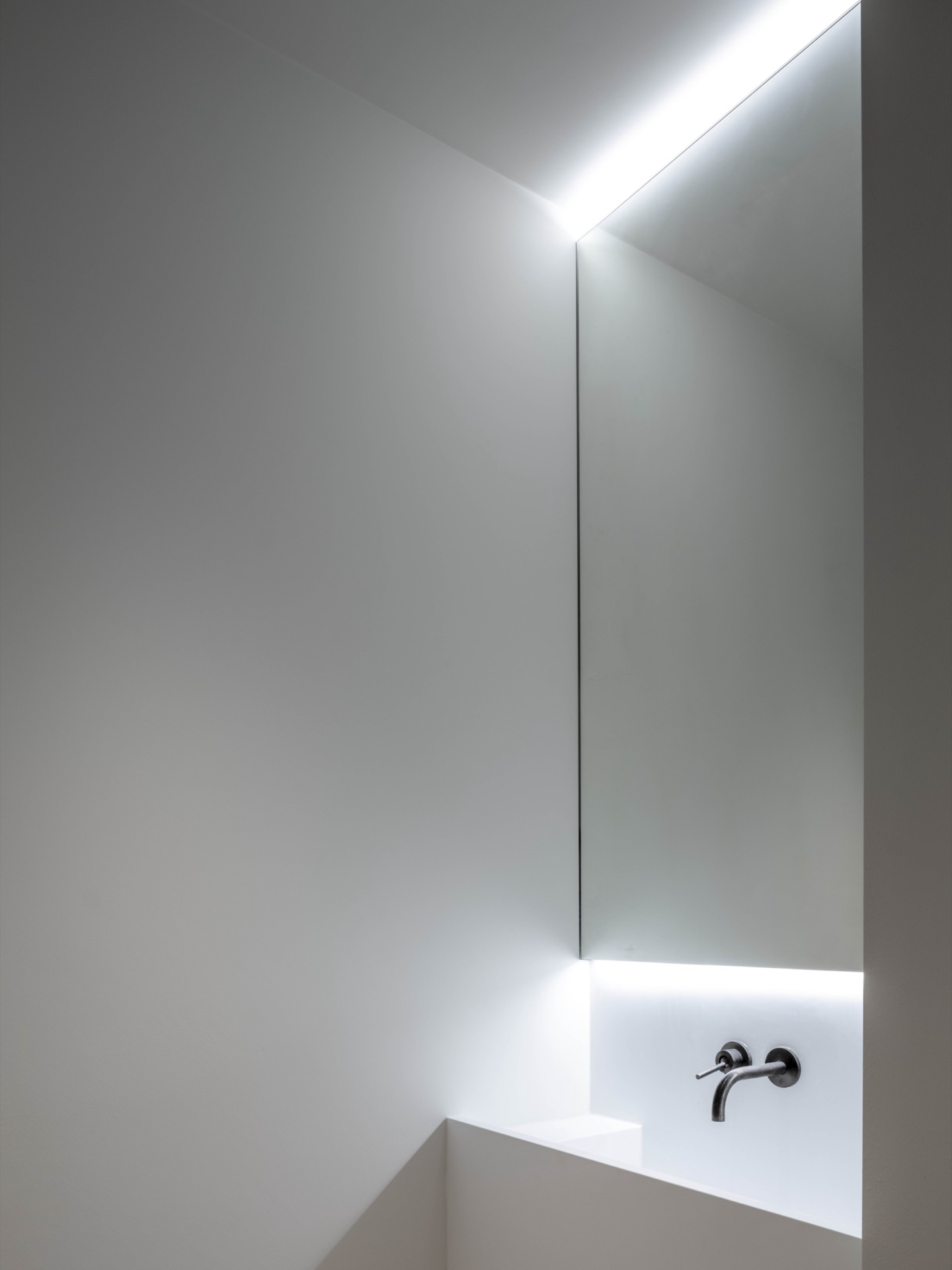 ristrutturazione casa: camera da letto con parete di arte e illuminazione soffusa, vista sulla città, Luxury, Design, Exclusive, Modern, Custom Made, Special, Beautiful