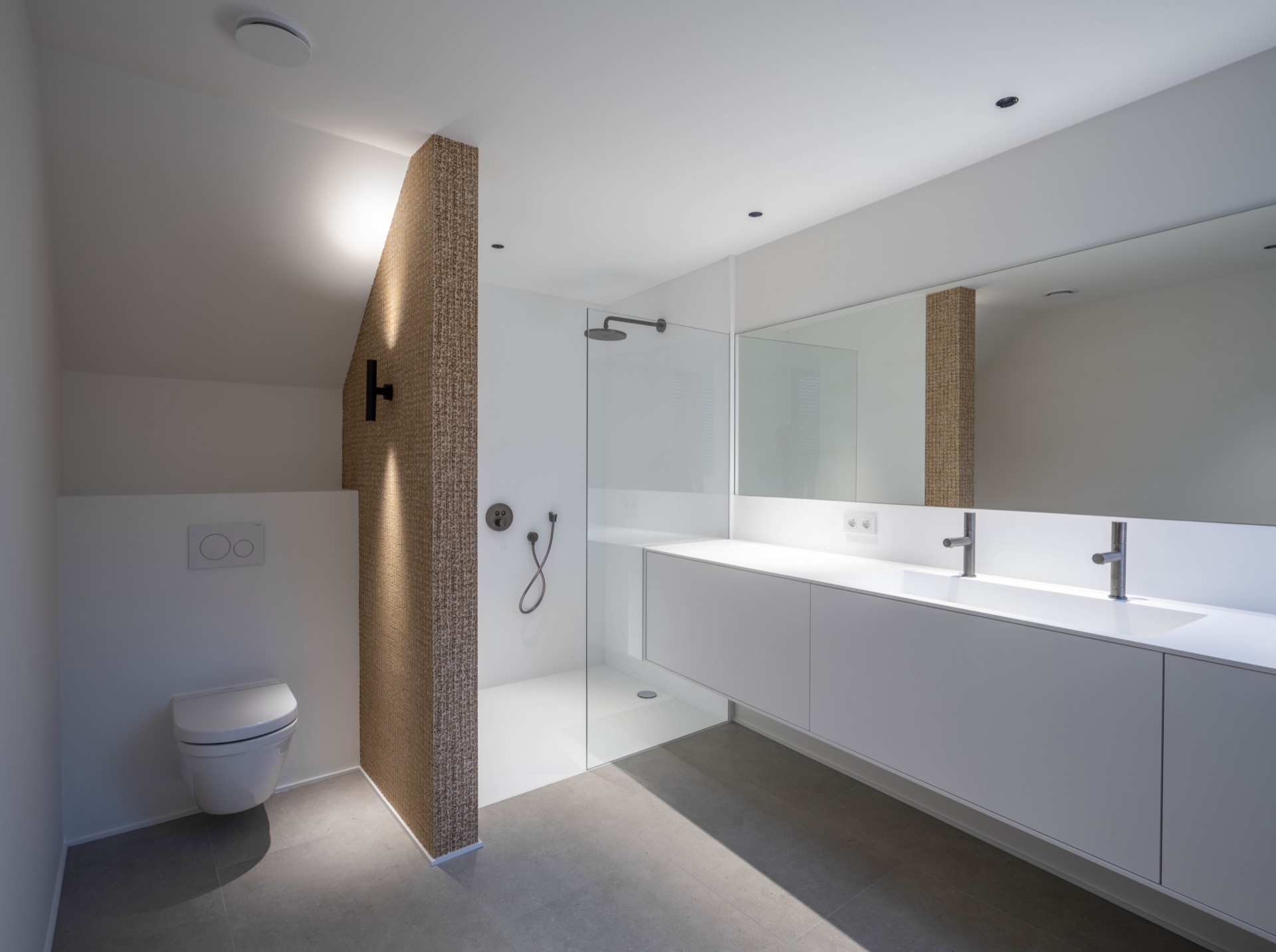 ristrutturazione casa: casa su strada con architettura moderna e grandi finestre, Luxury, Design, Exclusive, Modern, Custom Made, Special, Beautiful