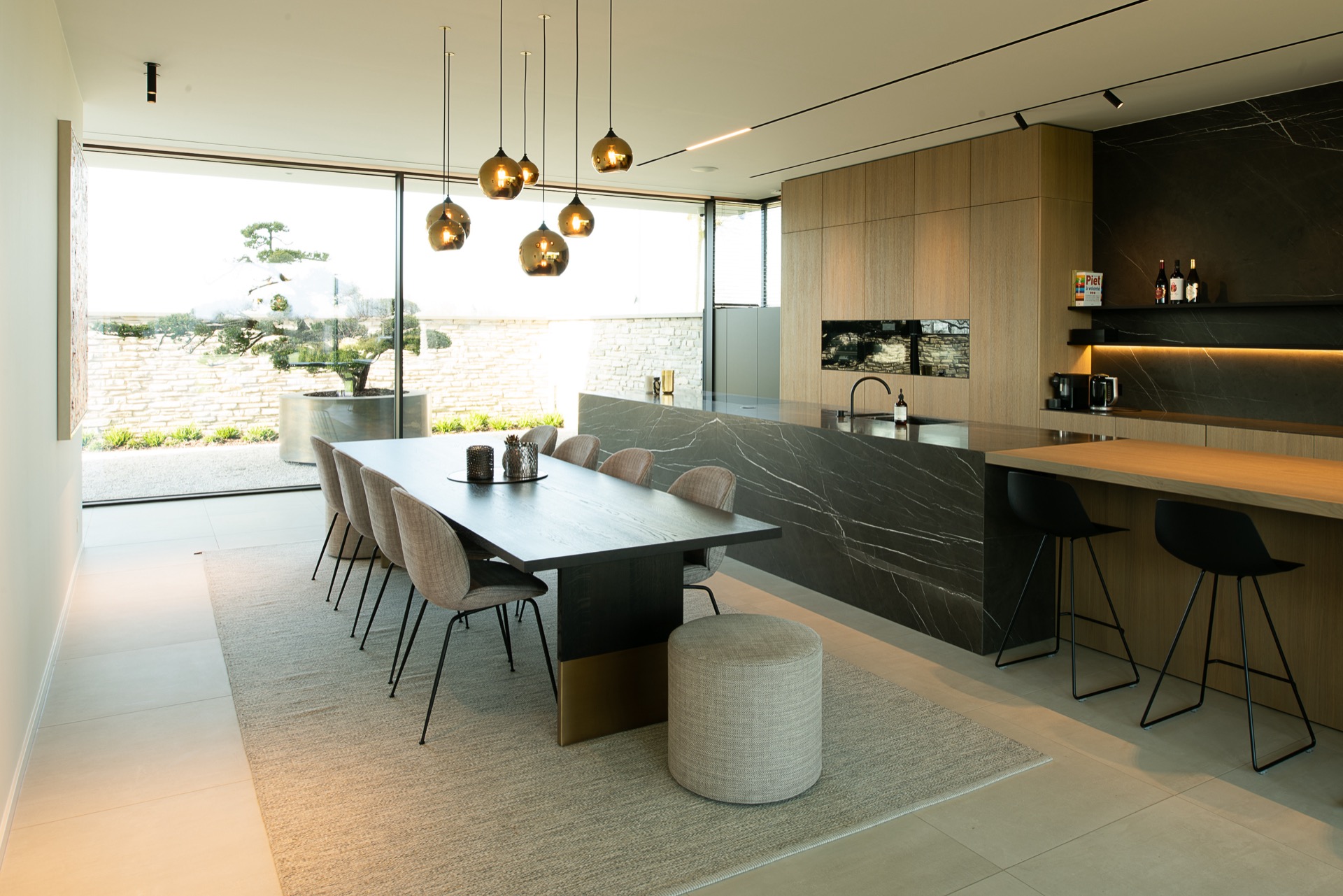 cucina moderna e bagno minimalista: cucina moderna con isola in marmo e grandi finestre per molta luce, Luxury, Design, Exclusive, Modern, Custom Made, Special, Beautiful