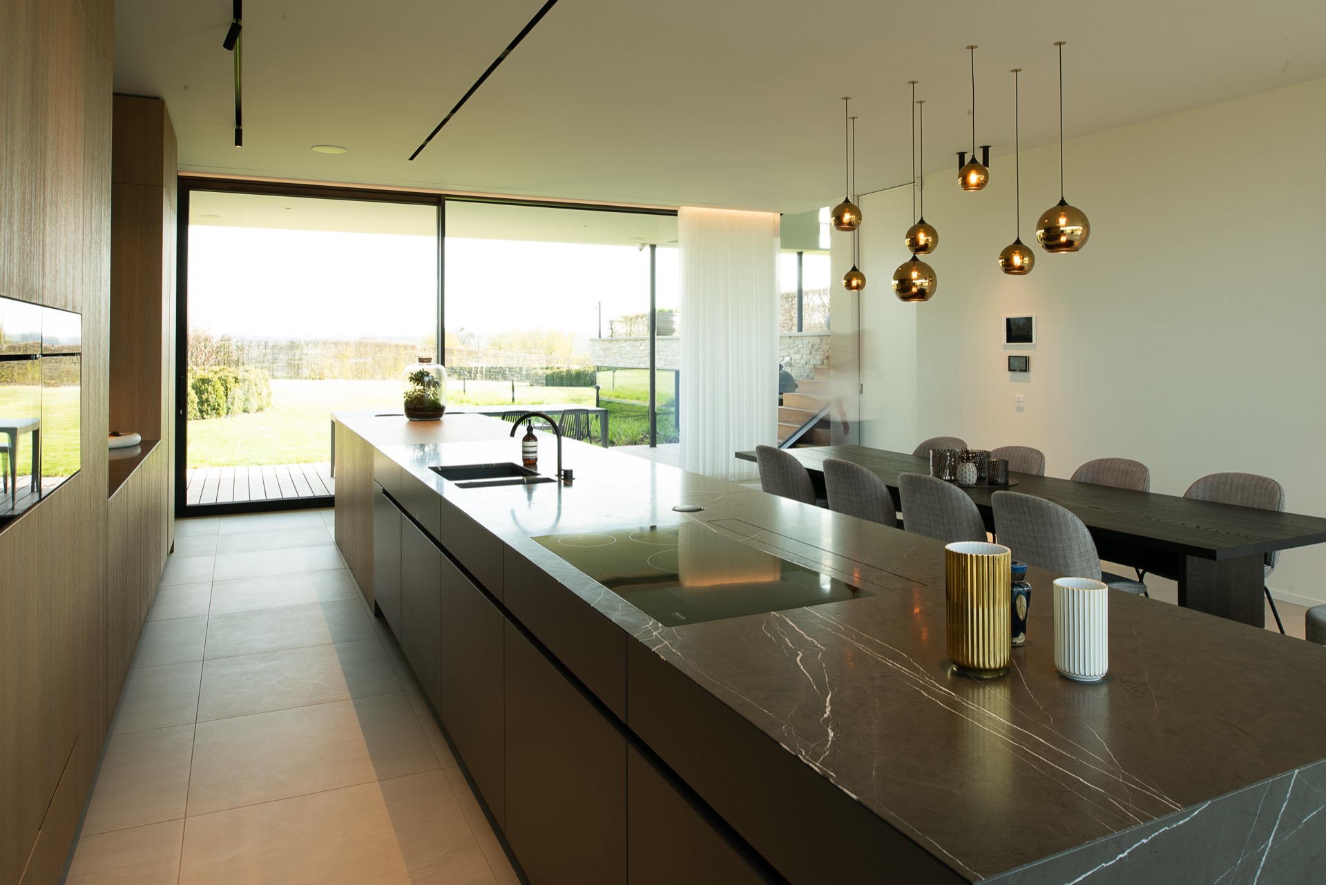 cucina moderna e bagno minimalista: cucina con piano in marmo e grandi porte di vetro sul giardino, Luxury, Design, Exclusive, Modern, Custom Made, Special, Beautiful