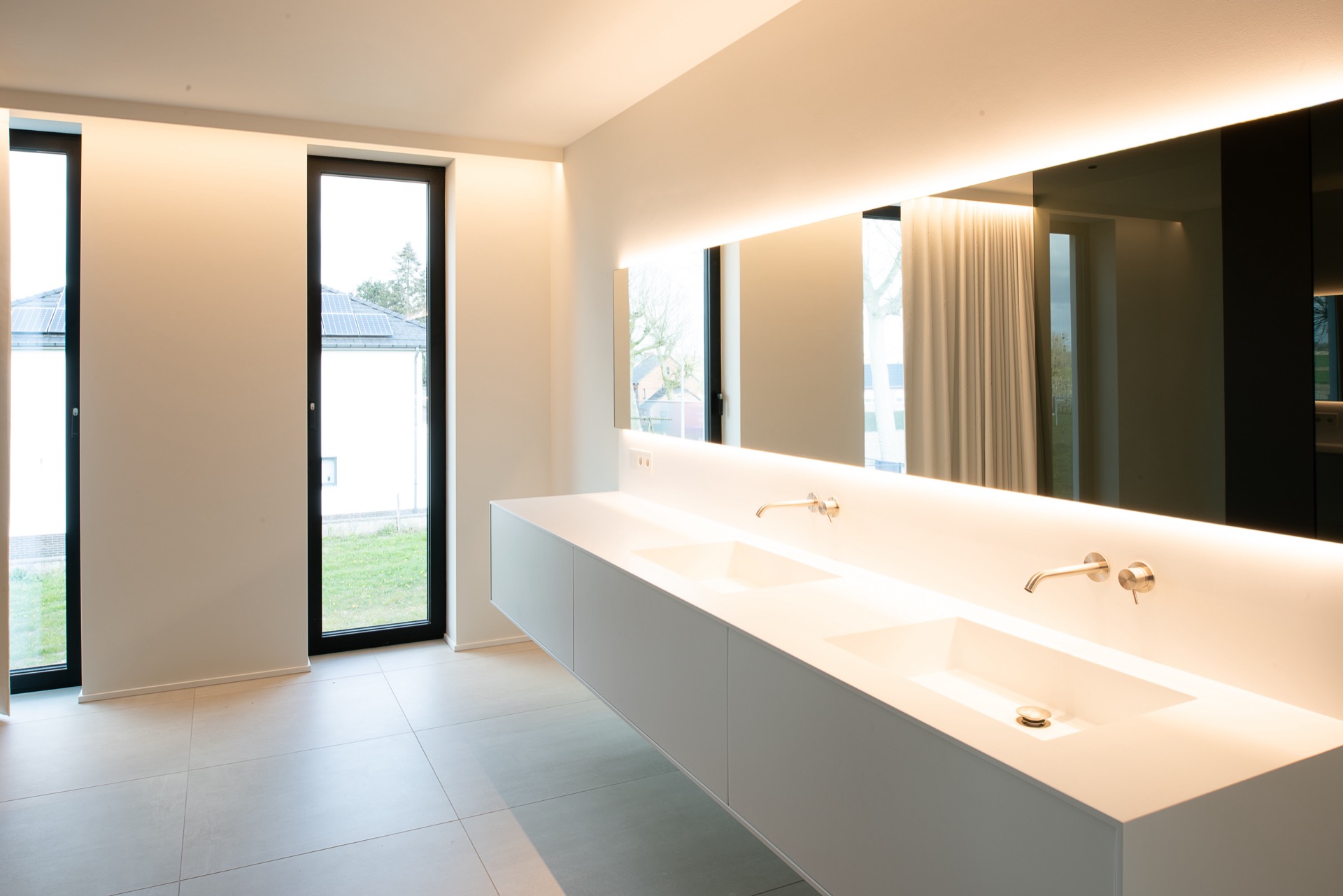 cucina moderna e bagno minimalista: bagno di lusso con doccia walk-in e parete in marmo., Luxury, Design, Exclusive, Modern, Custom Made, Special, Beautiful
