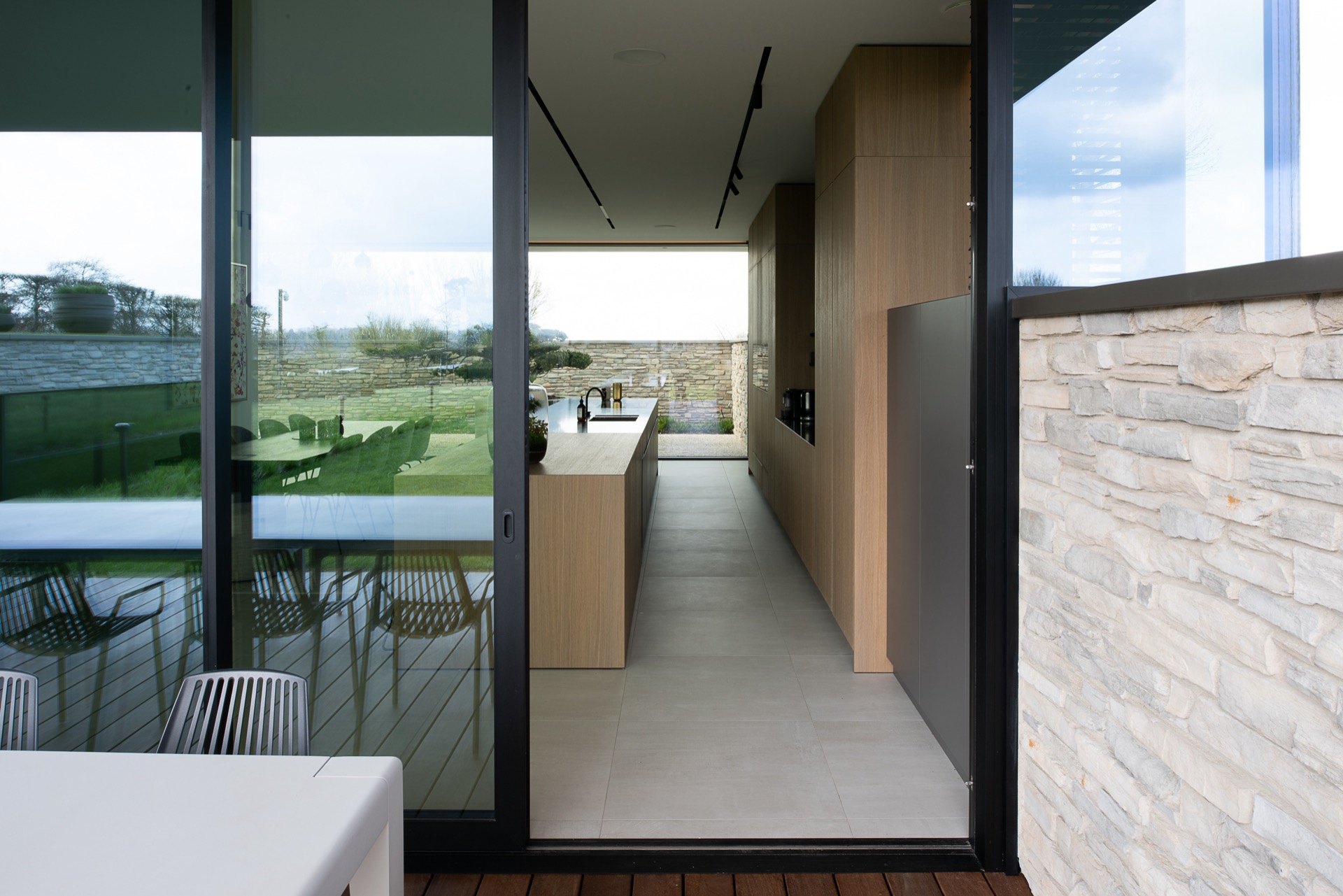 cucina moderna e bagno minimalista: cucina moderna con isola in marmo e porta in vetro nel giardino, Luxury, Design, Exclusive, Modern, Custom Made, Special, Beautiful
