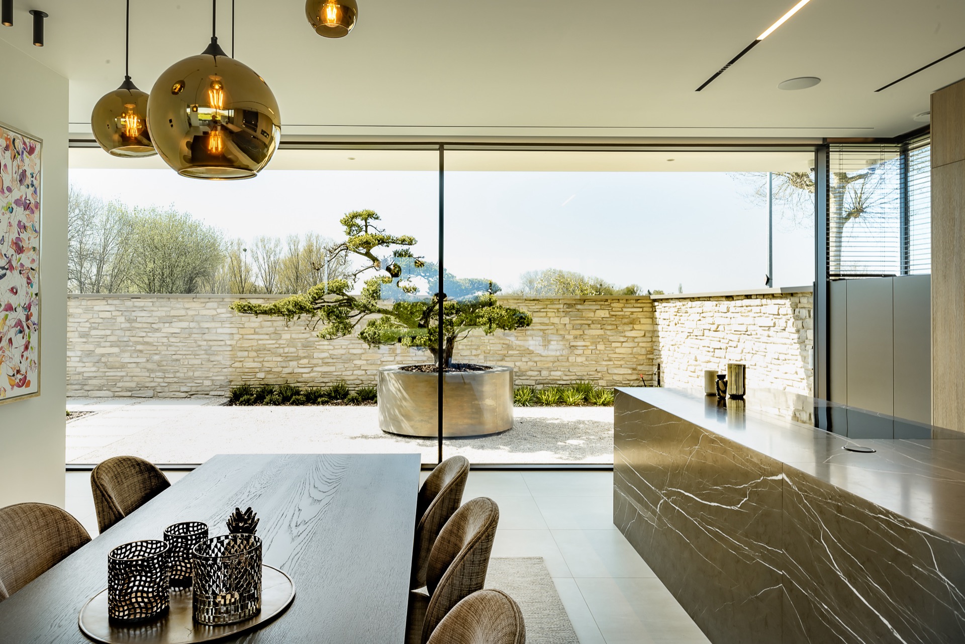 cucina moderna e bagno minimalista: cucina moderna con parete in vetro e isola in marmo, stile minimalista., Luxury, Design, Exclusive, Modern, Custom Made, Special, Beautiful