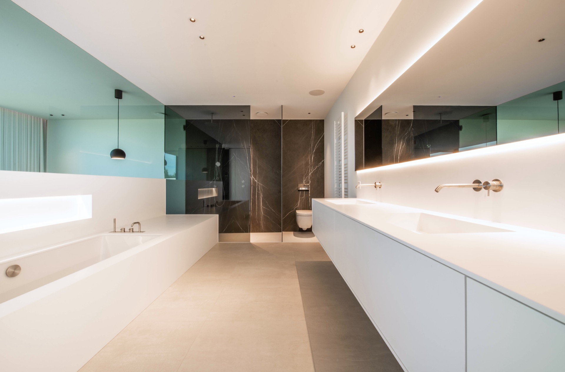 cucina moderna e bagno minimalista: bagno minimalista con doppi lavabi e specchio., Luxury, Design, Exclusive, Modern, Custom Made, Special, Beautiful