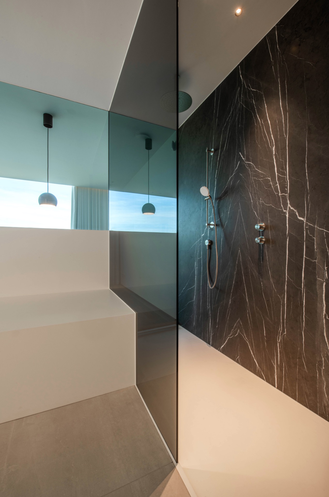 cucina moderna e bagno minimalista: bagno moderno con parete in marmo nero e divisione in vetro., Luxury, Design, Exclusive, Modern, Custom Made, Special, Beautiful