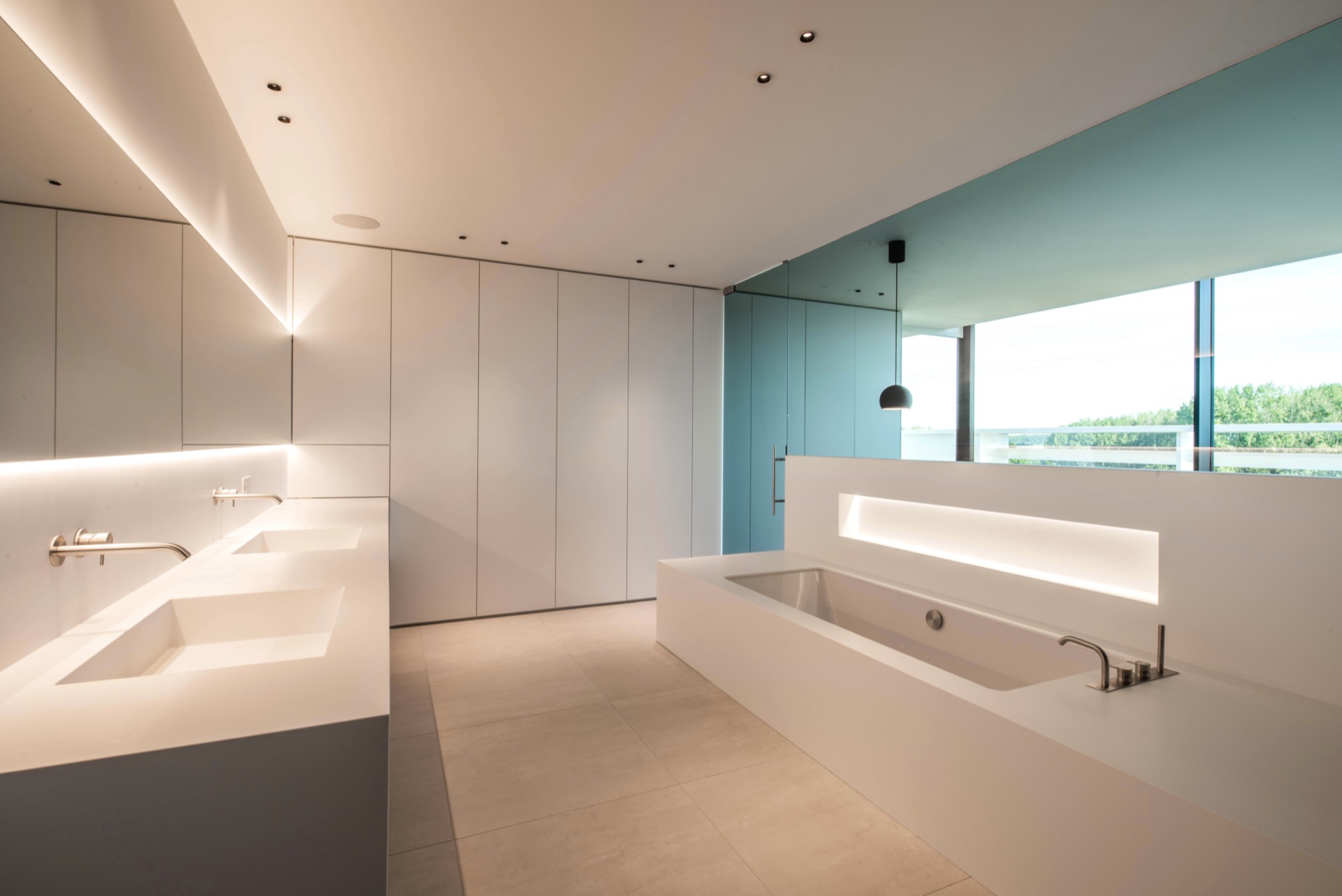 cucina moderna e bagno minimalista: soggiorno spazioso con grandi finestre e soffitti illuminati, Luxury, Design, Exclusive, Modern, Custom Made, Special, Beautiful
