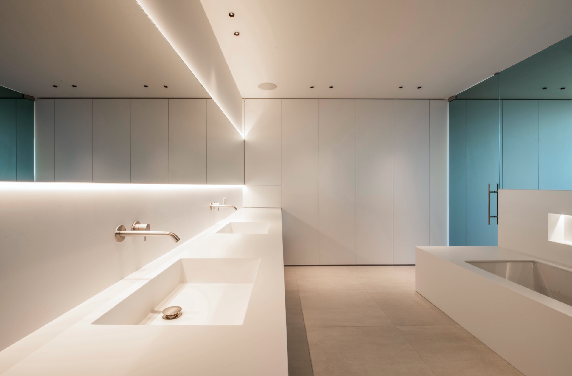 cucina moderna e bagno minimalista: bagno moderno bianco con lavabi integrati e grande specchio., Luxury, Design, Exclusive, Modern, Custom Made, Special, Beautiful