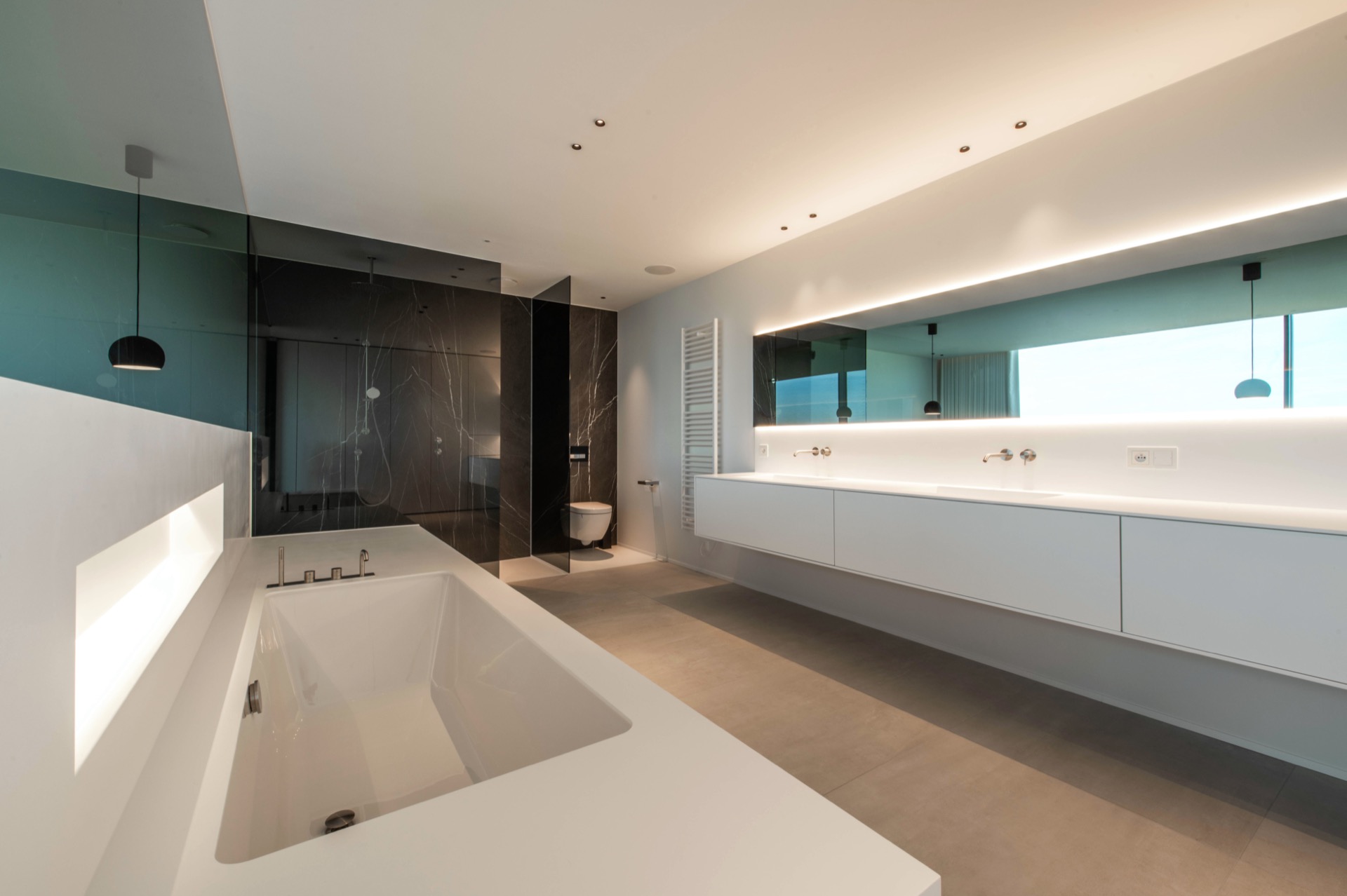 cucina moderna e bagno minimalista: facciata bagno bianca con muro in pietra naturale e finestre minimali, Luxury, Design, Exclusive, Modern, Custom Made, Special, Beautiful