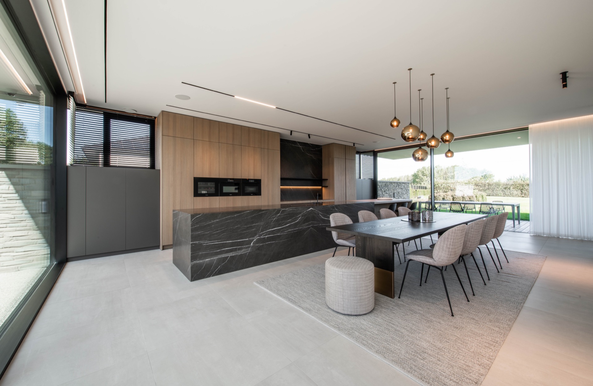 cucina moderna e bagno minimalista: pranzo con grande tavolo e sedie confortevoli, Luxury, Design, Exclusive, Modern, Custom Made, Special, Beautiful