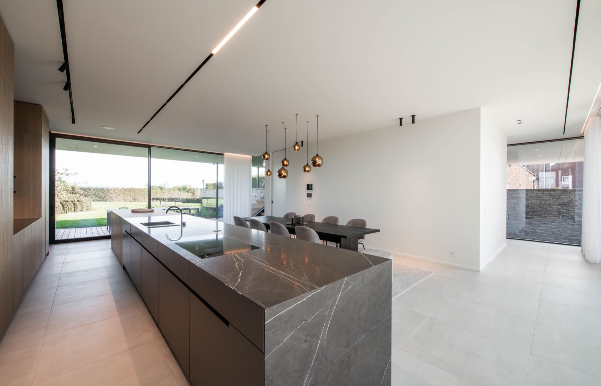 cucina moderna e bagno minimalista: zona pranzo con piano in marmo e tavolo in legno, Luxury, Design, Exclusive, Modern, Custom Made, Special, Beautiful