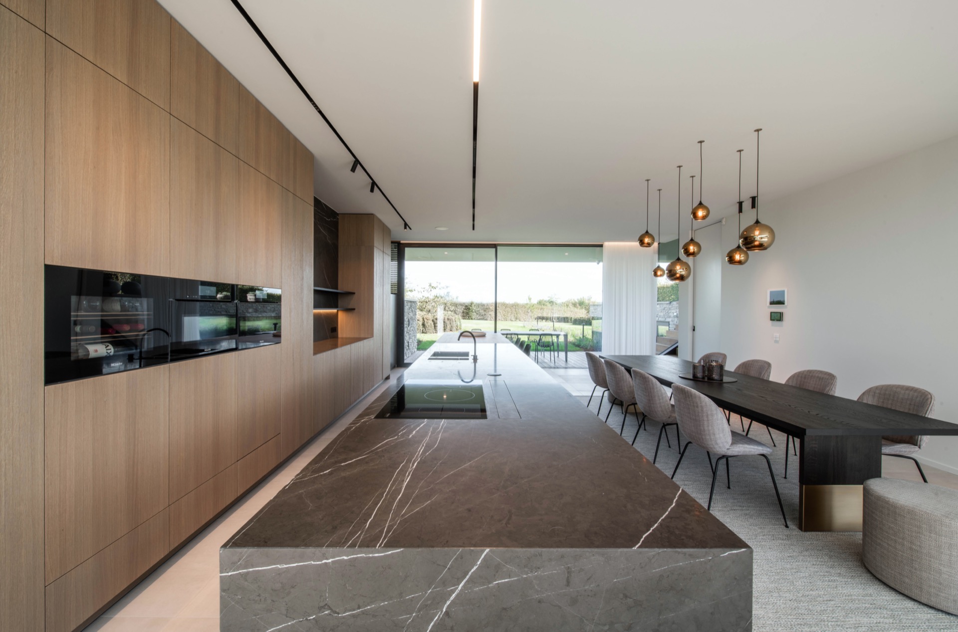 cucina moderna e bagno minimalista: cucina moderna spaziosa con grandi finestre e lampade sospese, Luxury, Design, Exclusive, Modern, Custom Made, Special, Beautiful