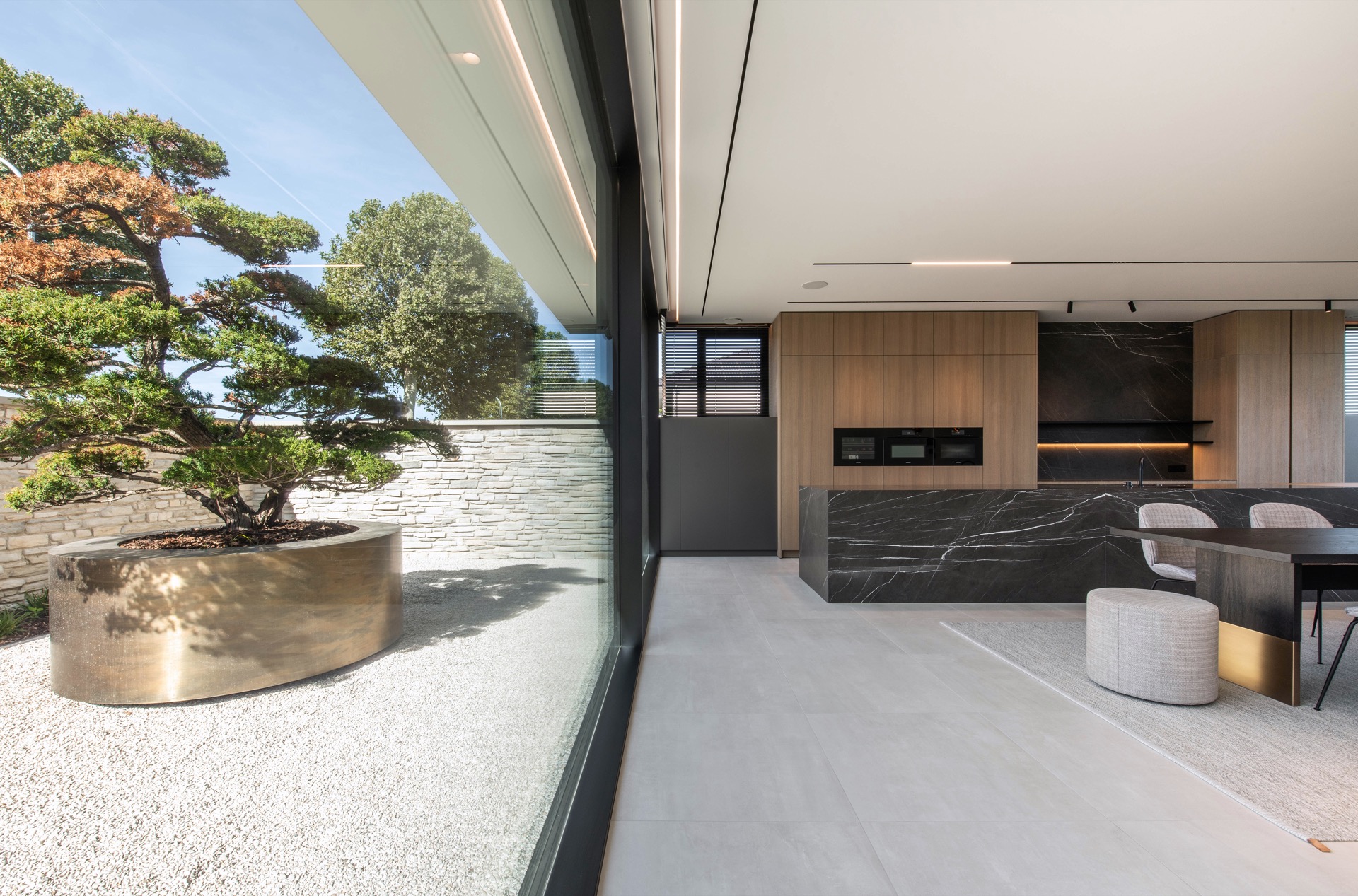 cucina moderna e bagno minimalista: soggiorno moderno con grandi finestre e vista sul giardino, Luxury, Design, Exclusive, Modern, Custom Made, Special, Beautiful