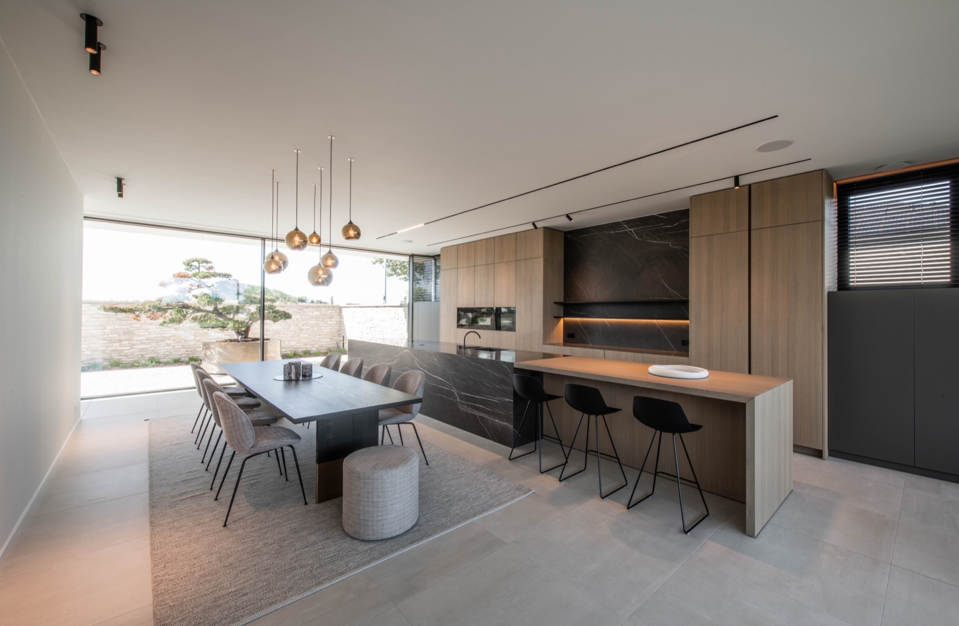 cucina moderna e bagno minimalista: cucina moderna con isola in marmo e grandi finestroni, Luxury, Design, Exclusive, Modern, Custom Made, Special, Beautiful