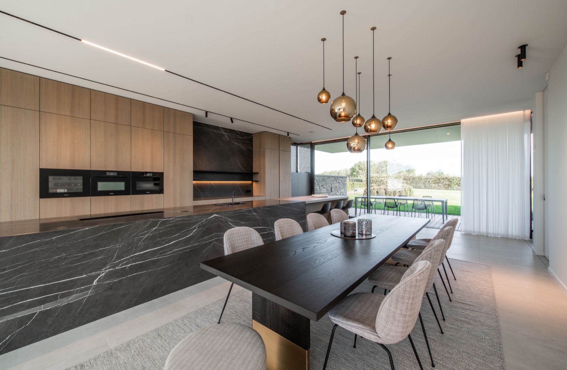 cucina moderna e bagno minimalista: zona pranzo con tavolo e sedie in cucina moderna aperta, Luxury, Design, Exclusive, Modern, Custom Made, Special, Beautiful