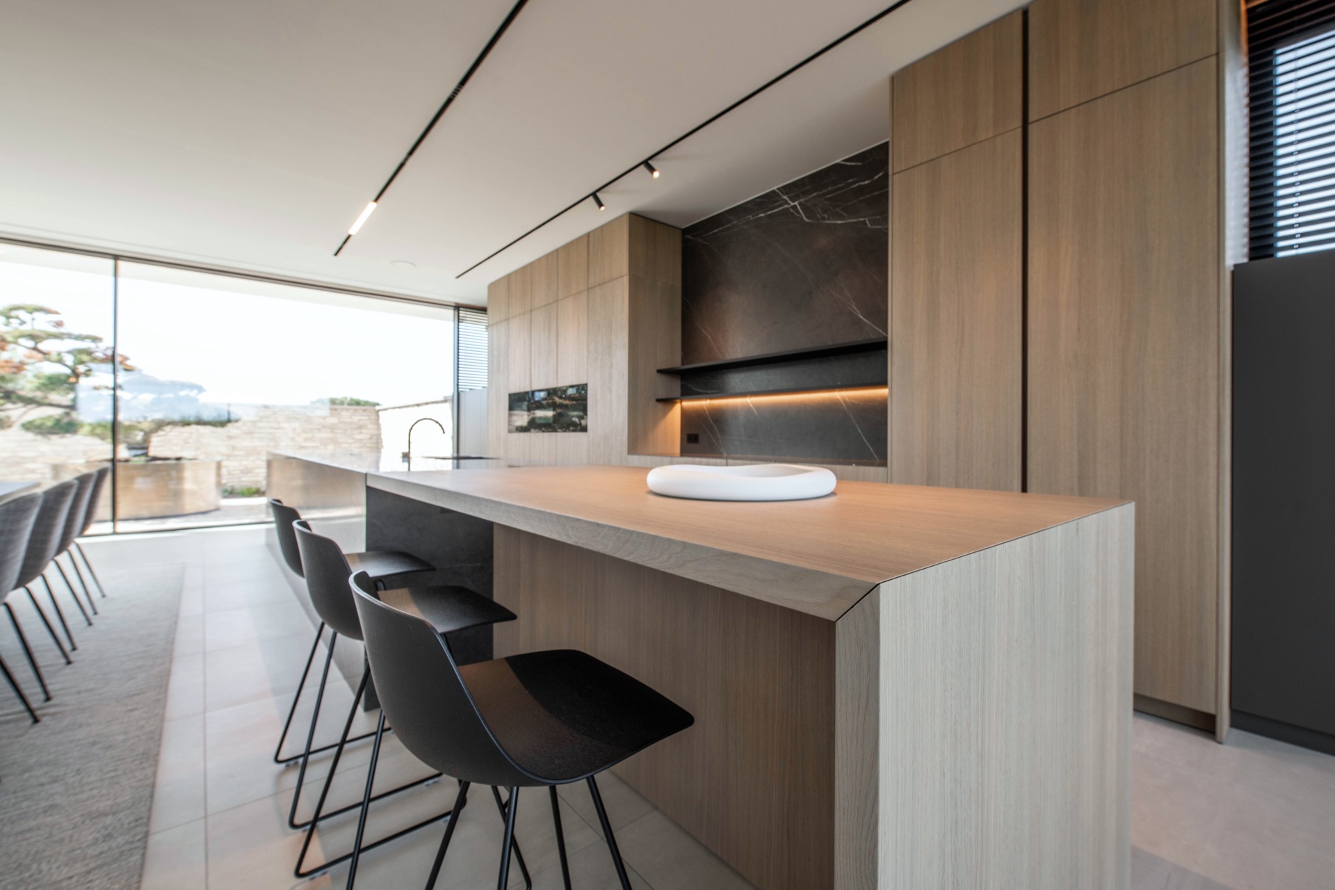 cucina moderna e bagno minimalista: cucina moderna con isola in marmo e armadi eleganti, Luxury, Design, Exclusive, Modern, Custom Made, Special, Beautiful