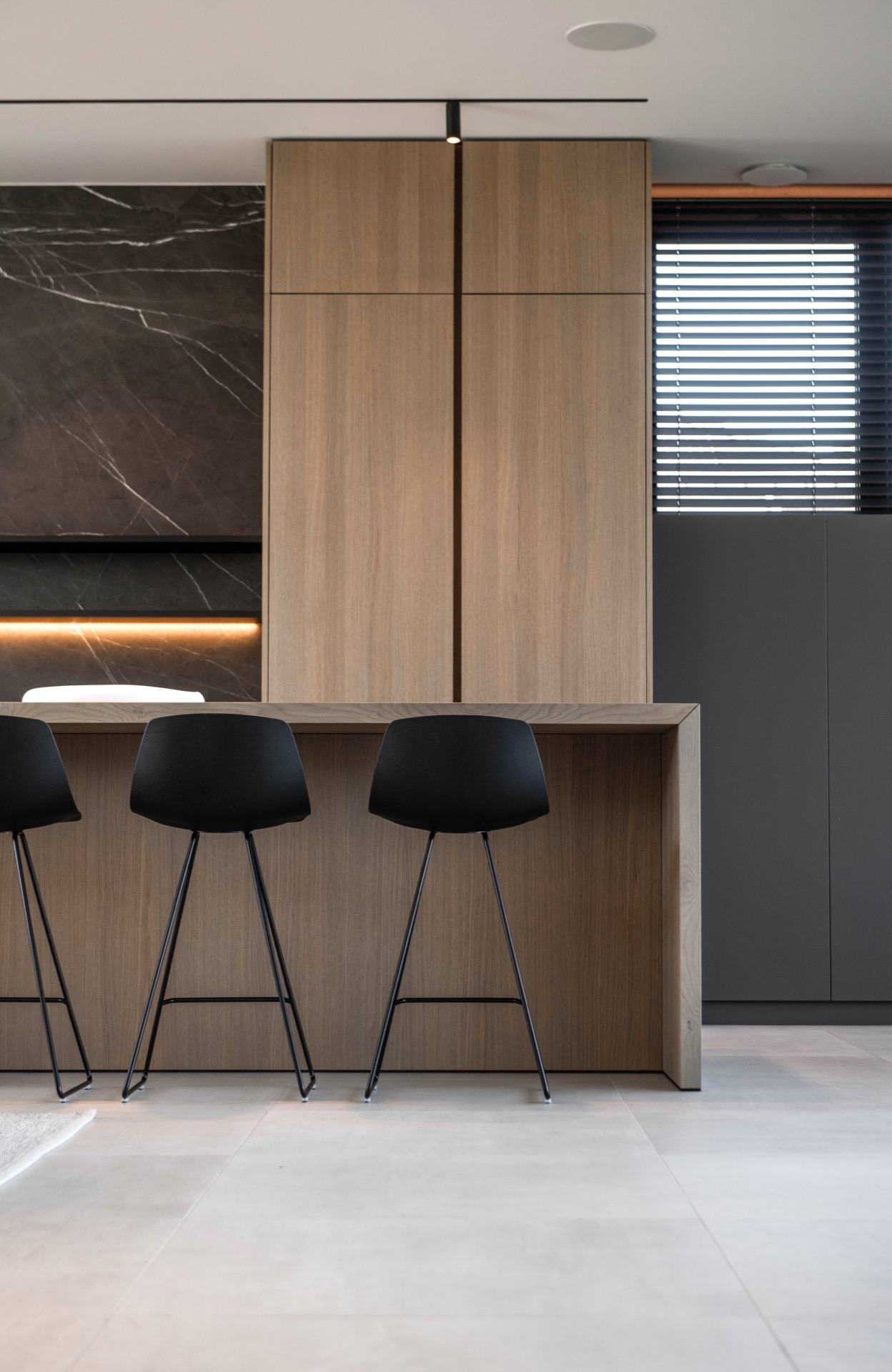 cucina moderna e bagno minimalista: cucina moderna con isola in marmo e sgabelli neri, Luxury, Design, Exclusive, Modern, Custom Made, Special, Beautiful