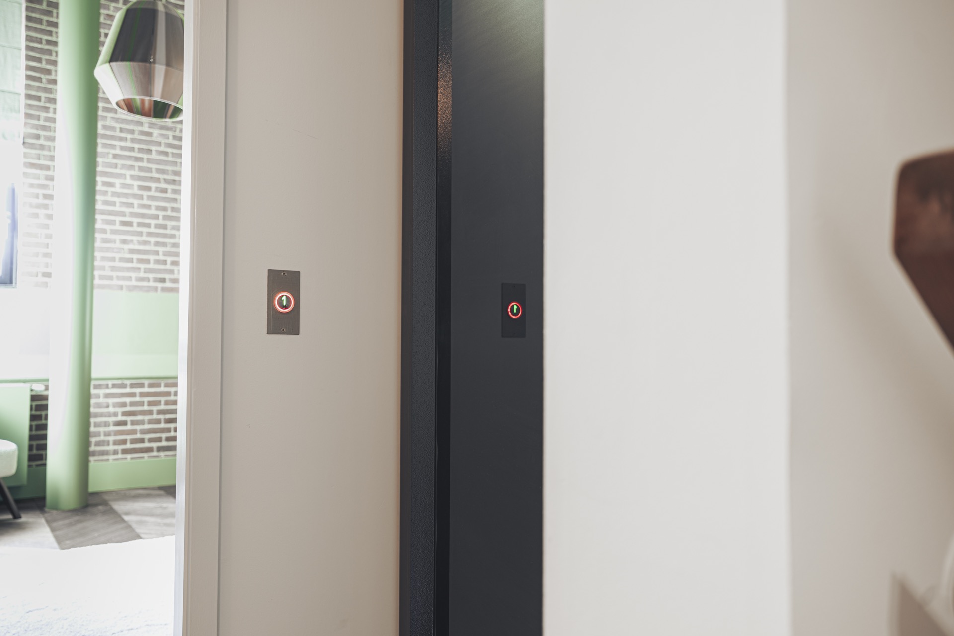 restauro monumento storico: porta ascensore aperta con pavimento in legno nell'ascensore, Luxury, Design, Exclusive, Modern, Custom Made, Special, Beautiful