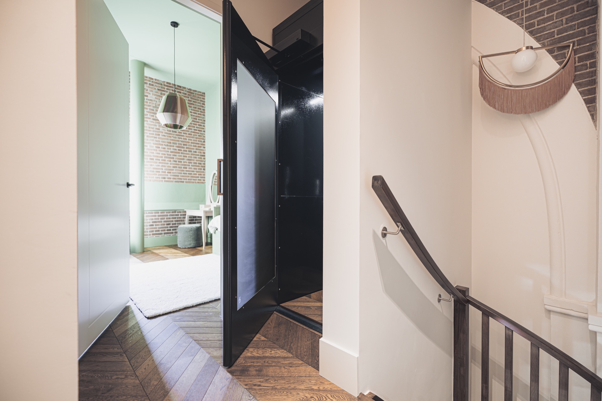 restauro monumento storico: ascensore con porta aperta, dettagli in acciaio e legno, design industriale, Luxury, Design, Exclusive, Modern, Custom Made, Special, Beautiful