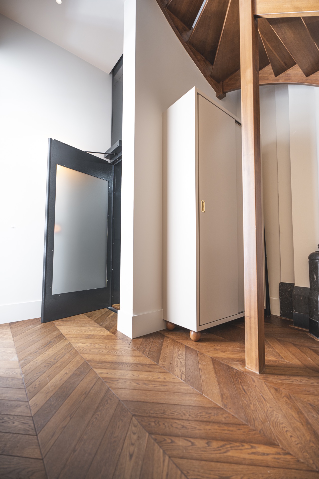 restauro monumento storico: ascensore con porta aperta, dettagli in acciaio e legno, design industriale, Luxury, Design, Exclusive, Modern, Custom Made, Special, Beautiful