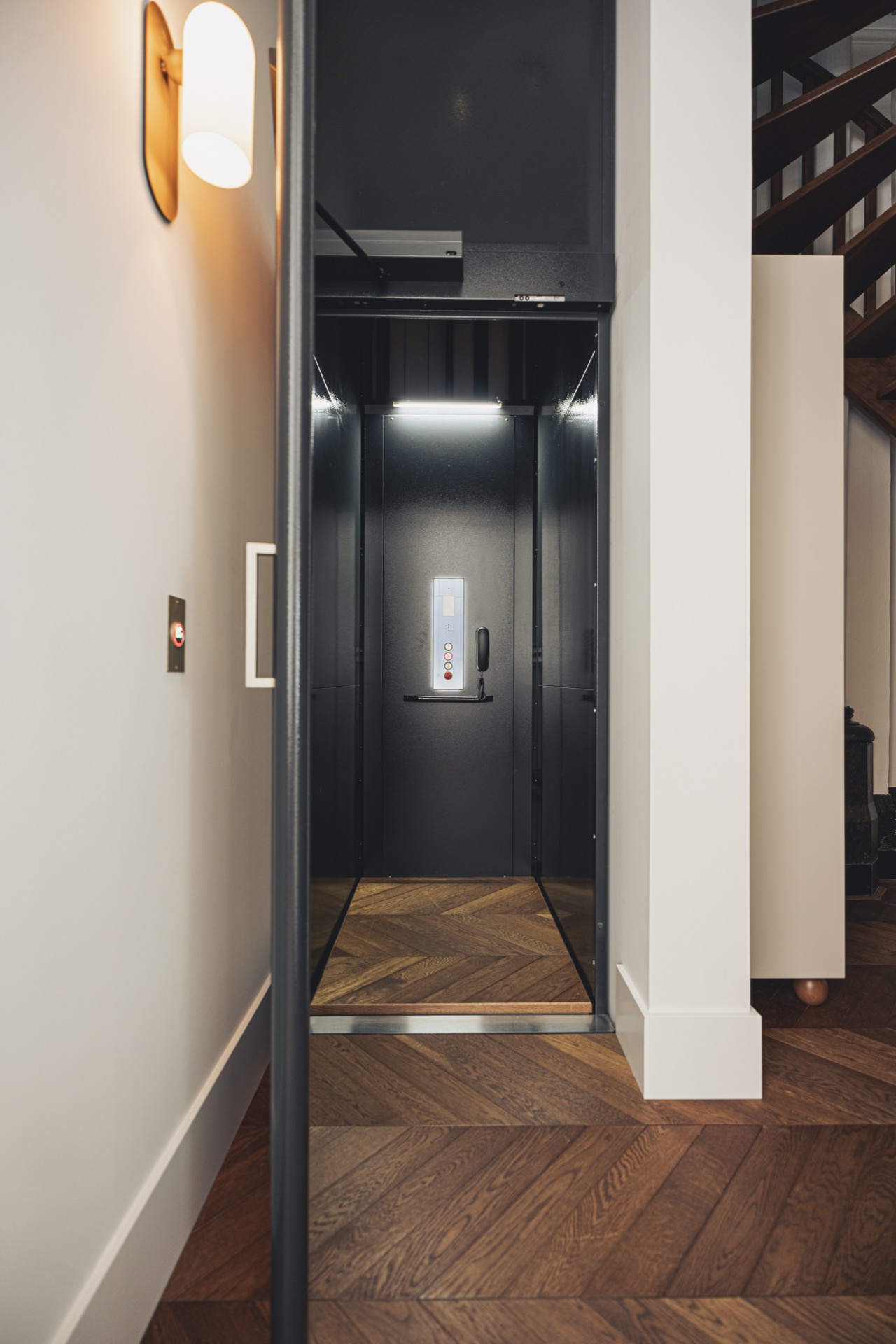 restauro monumento storico: interno di un ascensore con pavimento in legno e design moderno nero, Luxury, Design, Exclusive, Modern, Custom Made, Special, Beautiful