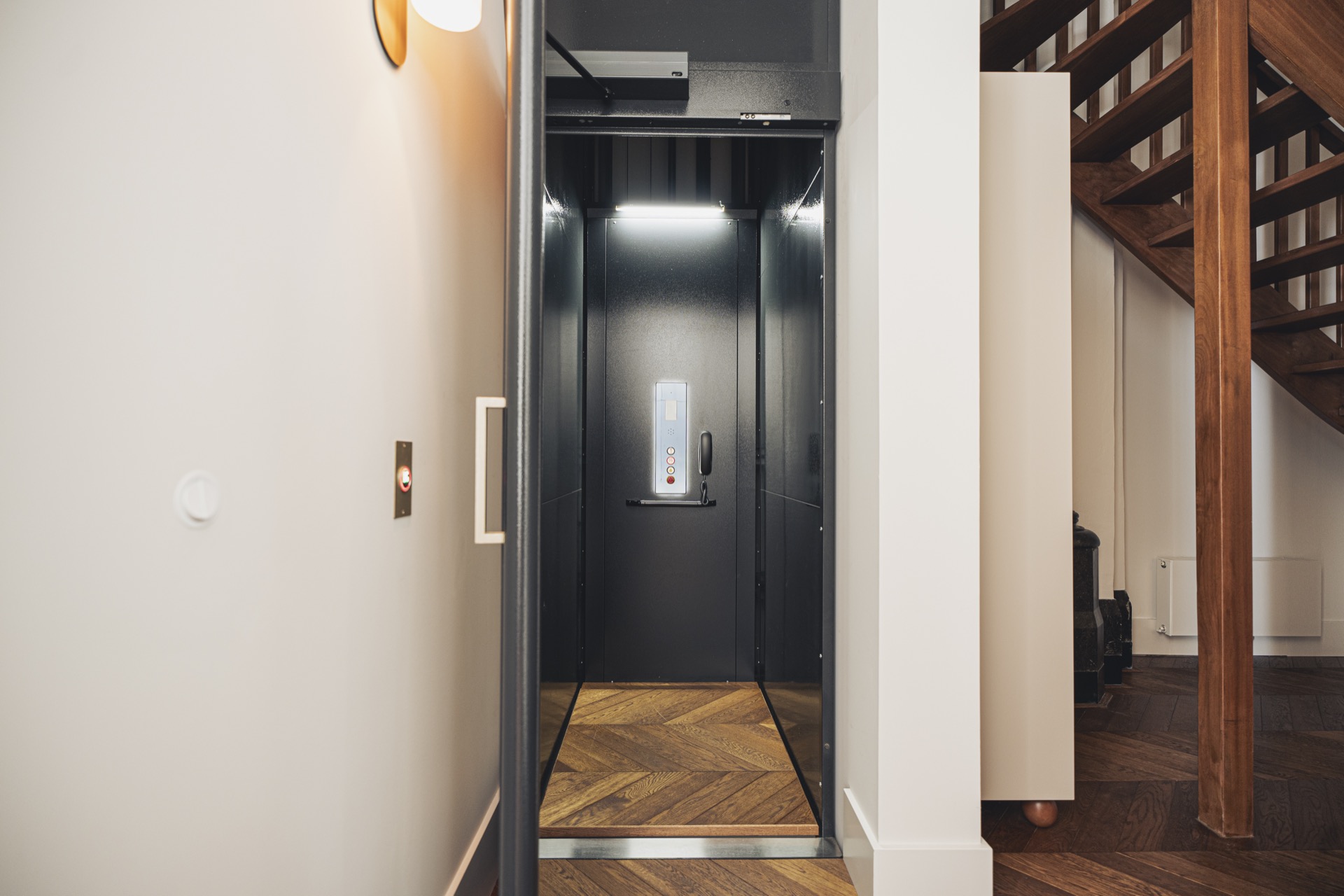 restauro monumento storico: ascensore con porta aperta, dettagli in legno e acciaio, interno industriale, Luxury, Design, Exclusive, Modern, Custom Made, Special, Beautiful