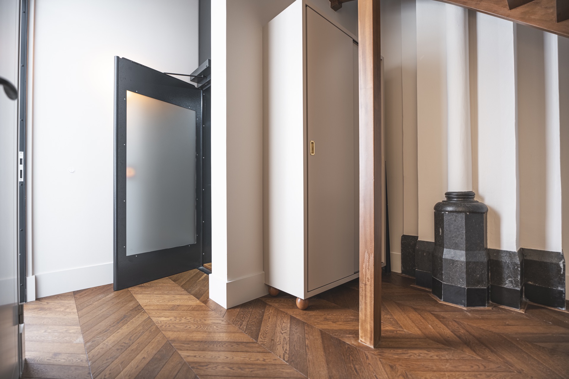 restauro monumento storico: ascensore con porta aperta, dettagli in acciaio e legno, design industriale, Luxury, Design, Exclusive, Modern, Custom Made, Special, Beautiful