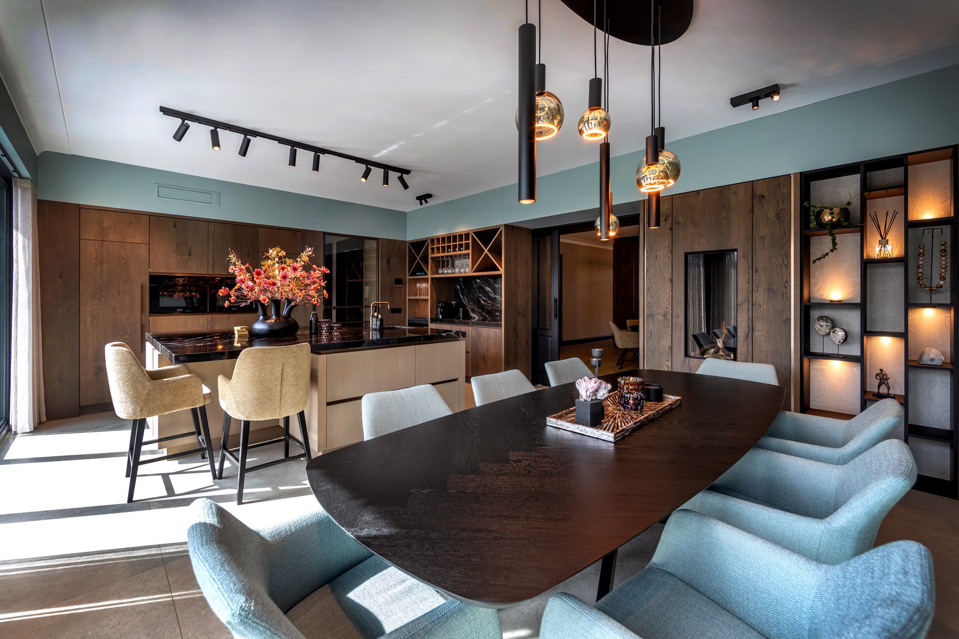 arredamento interno di lusso: soggiorno di lusso con grandi finestre, mobili moderni e decorazioni artistiche, Luxury, Design, Exclusive, Modern, Custom Made, Special, Beautiful