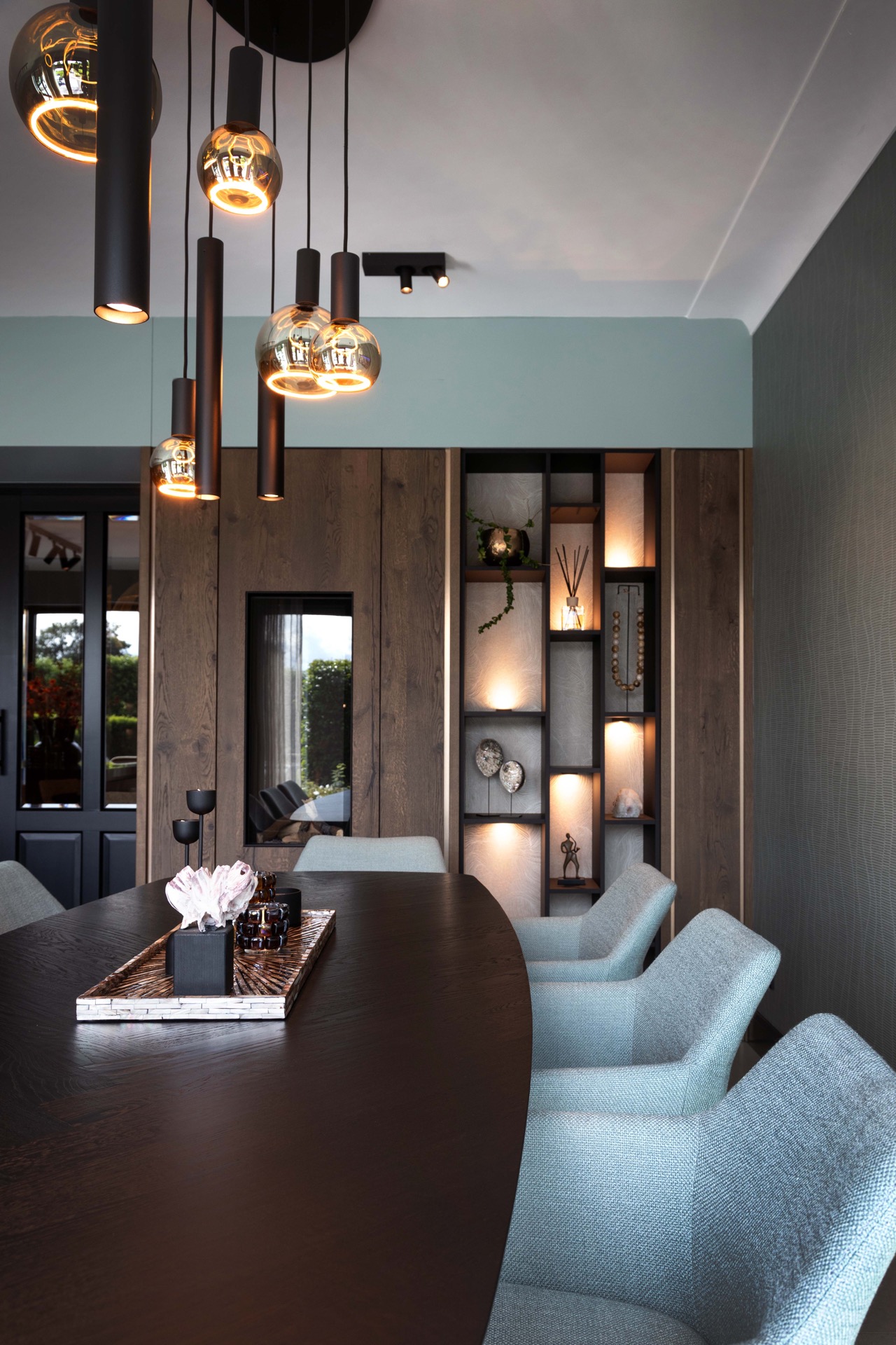 arredamento interno di lusso: zona pranzo con tavolo in legno e luci sospese, vista sul giardino, Luxury, Design, Exclusive, Modern, Custom Made, Special, Beautiful