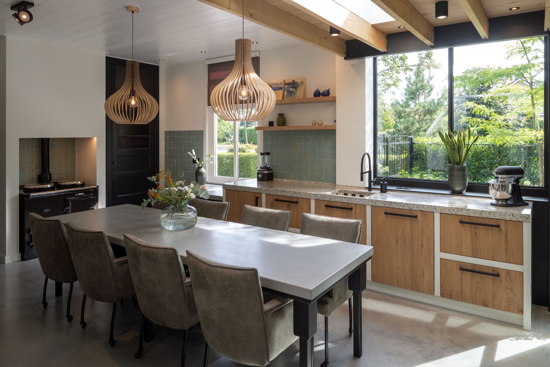 interno-esterno casa: spazio interno con grande facciata in vetro e soffitto in legno in stile moderno, Luxury, Design, Exclusive, Modern, Custom Made, Special, Beautiful
