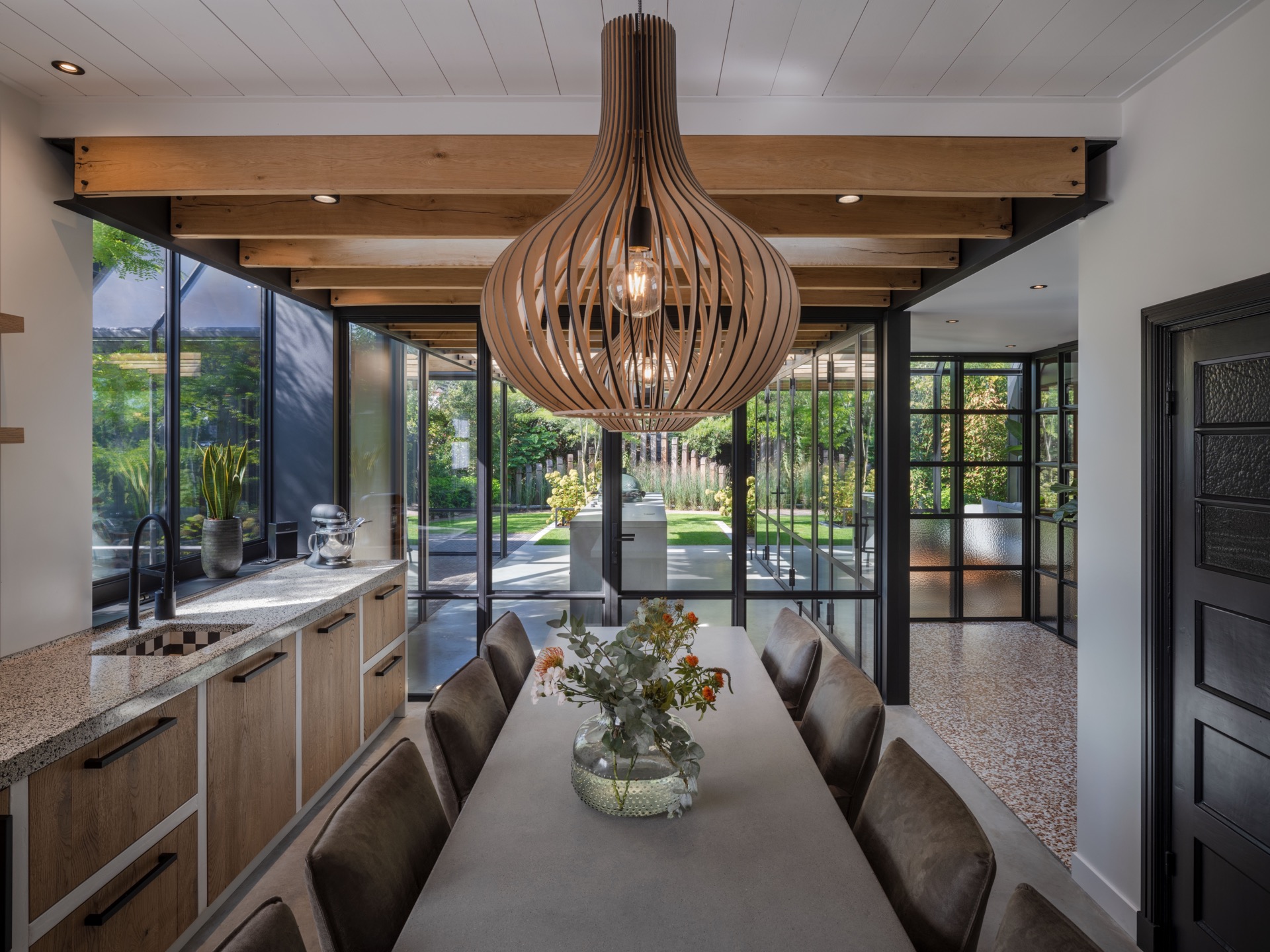 interno-esterno casa: soggiorno moderno di lusso con grandi finestre e connessione interno-esterno, Luxury, Design, Exclusive, Modern, Custom Made, Special, Beautiful