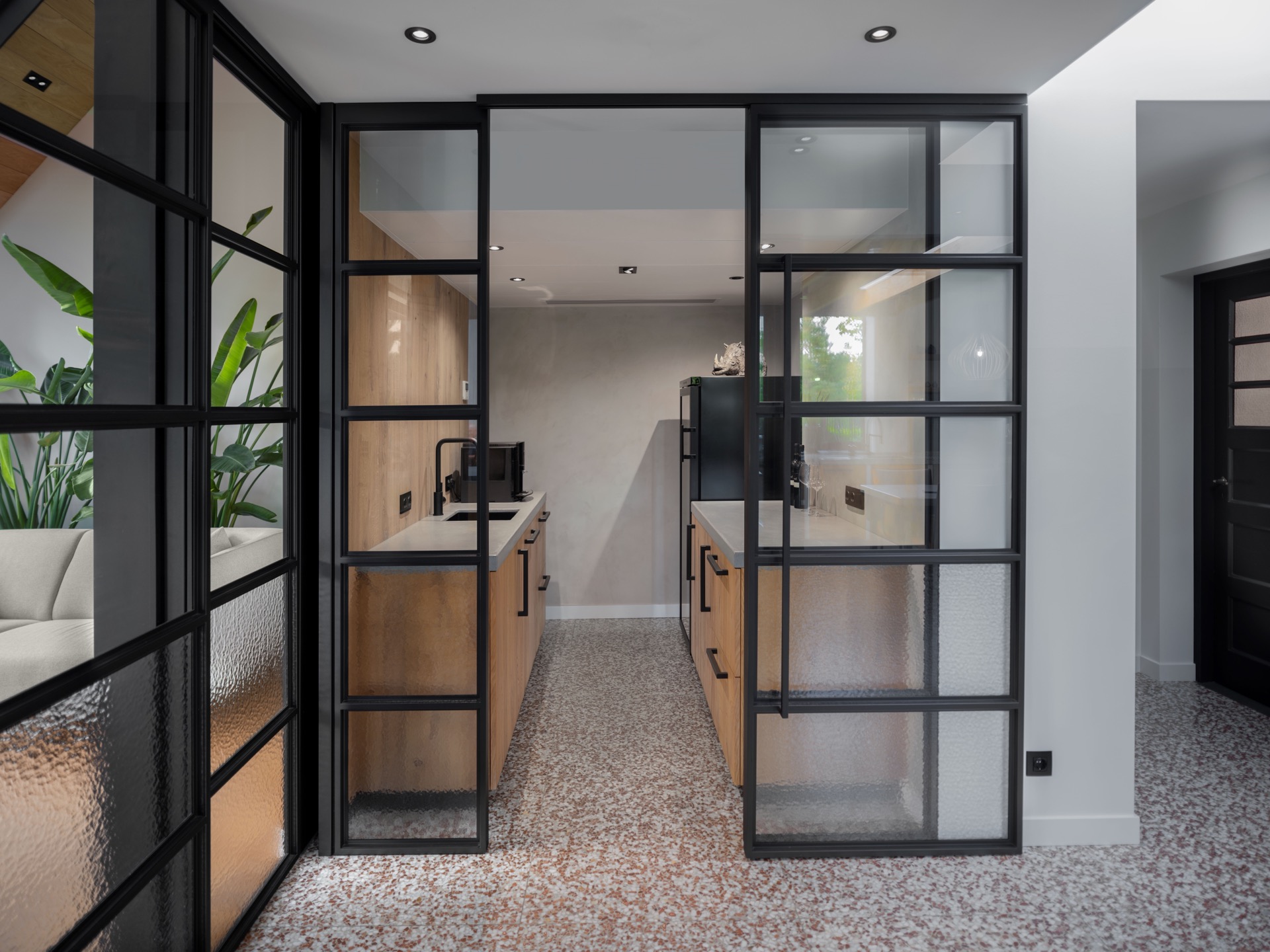 interno-esterno casa: spazio pranzo esterno con pergolato e giardino in stile moderno, Luxury, Design, Exclusive, Modern, Custom Made, Special, Beautiful