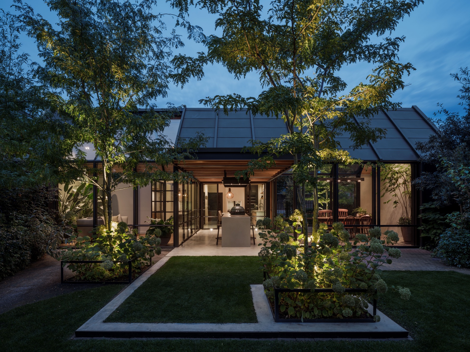 interno-esterno casa: facciata moderna con grandi finestre e giardino in ambiente naturale, Luxury, Design, Exclusive, Modern, Custom Made, Special, Beautiful